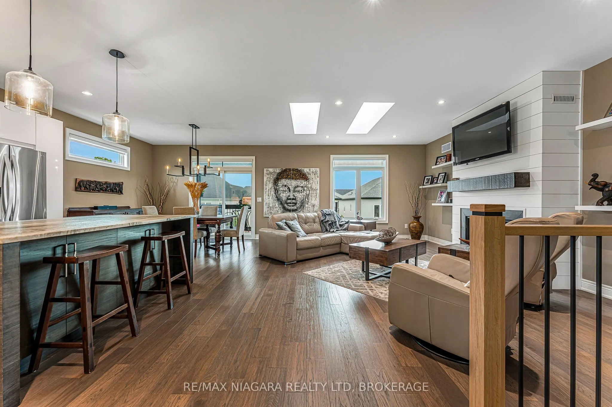 24 PROSPECT POINT Road N