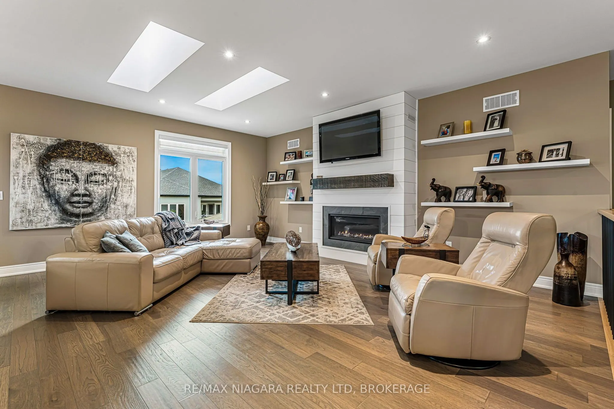 24 PROSPECT POINT Road N