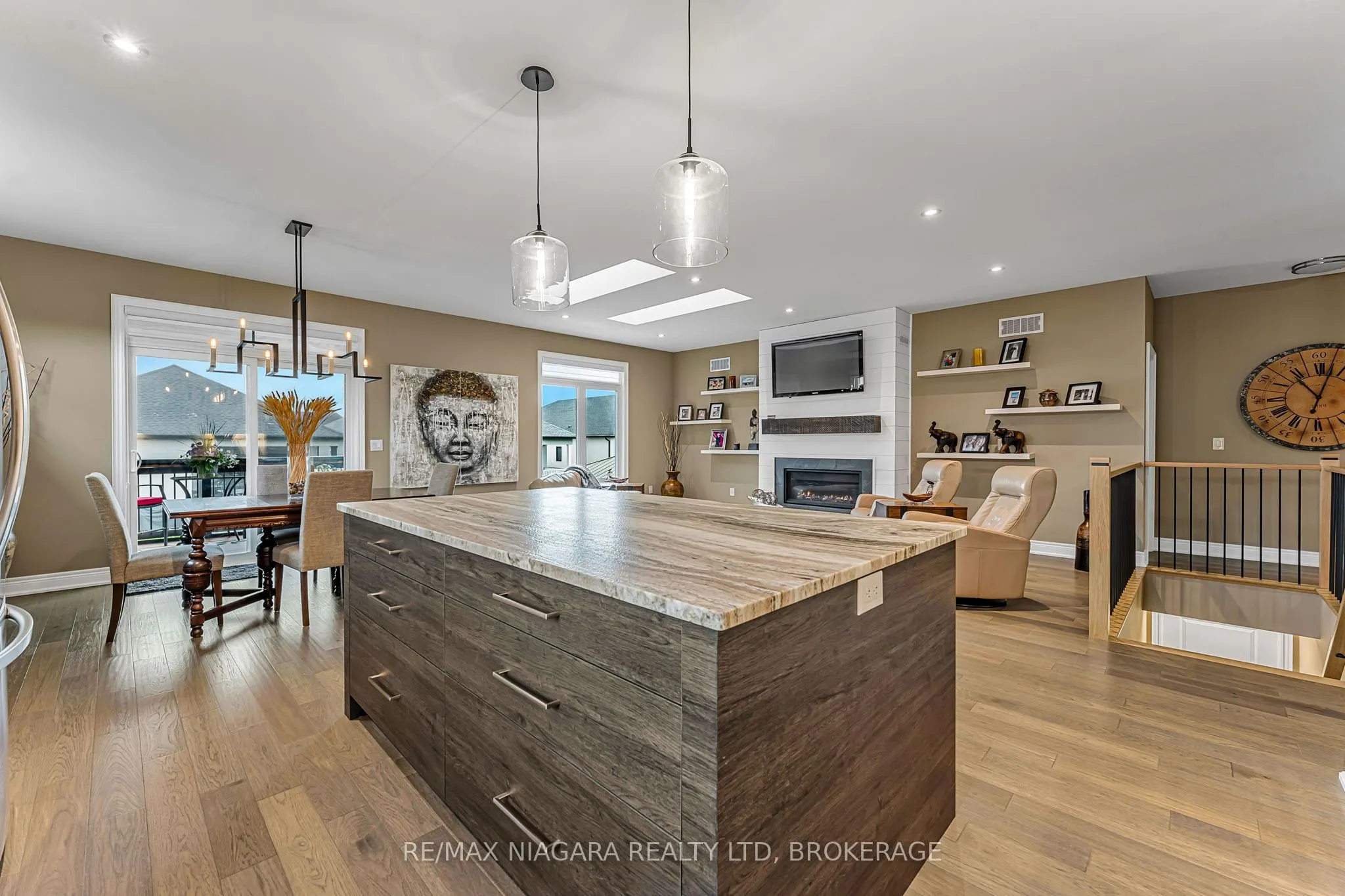 24 PROSPECT POINT Road N