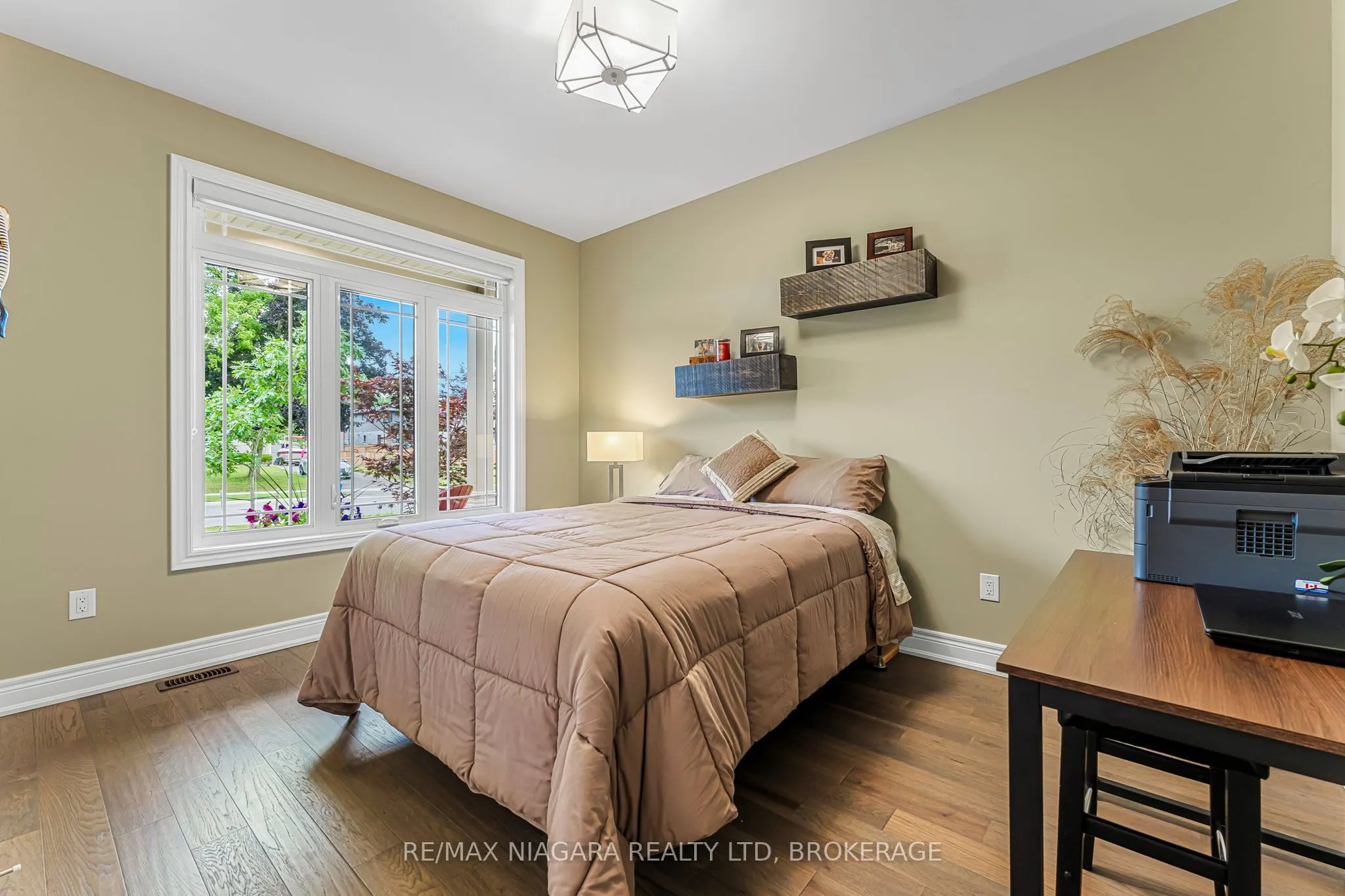 24 PROSPECT POINT Road N