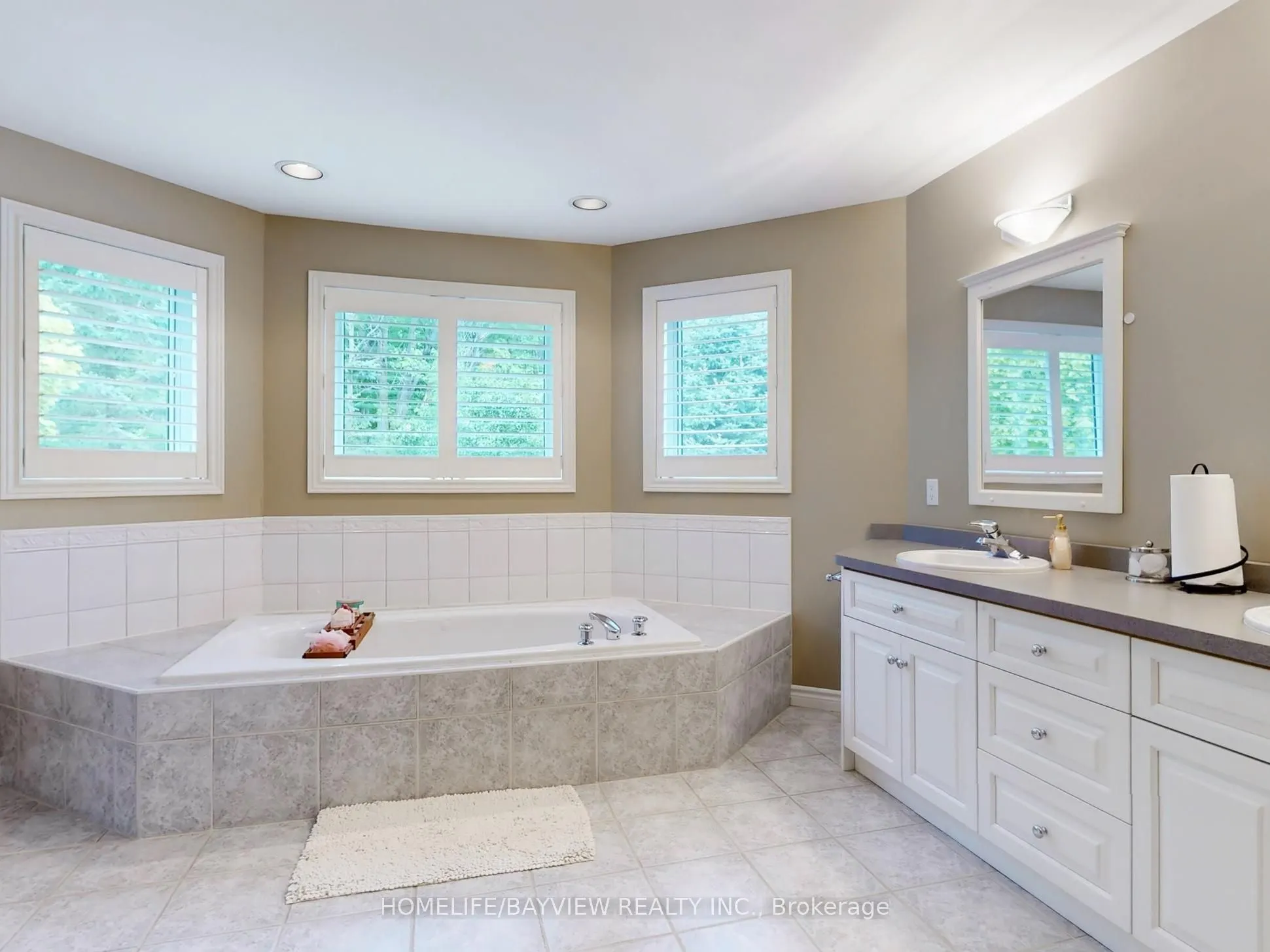 574 Sandbanks Crescent