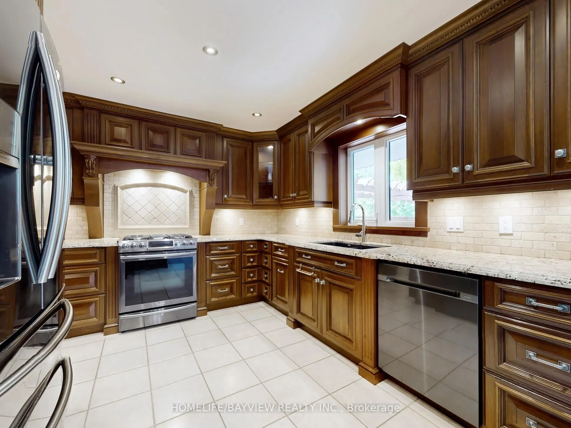 574 Sandbanks Crescent
