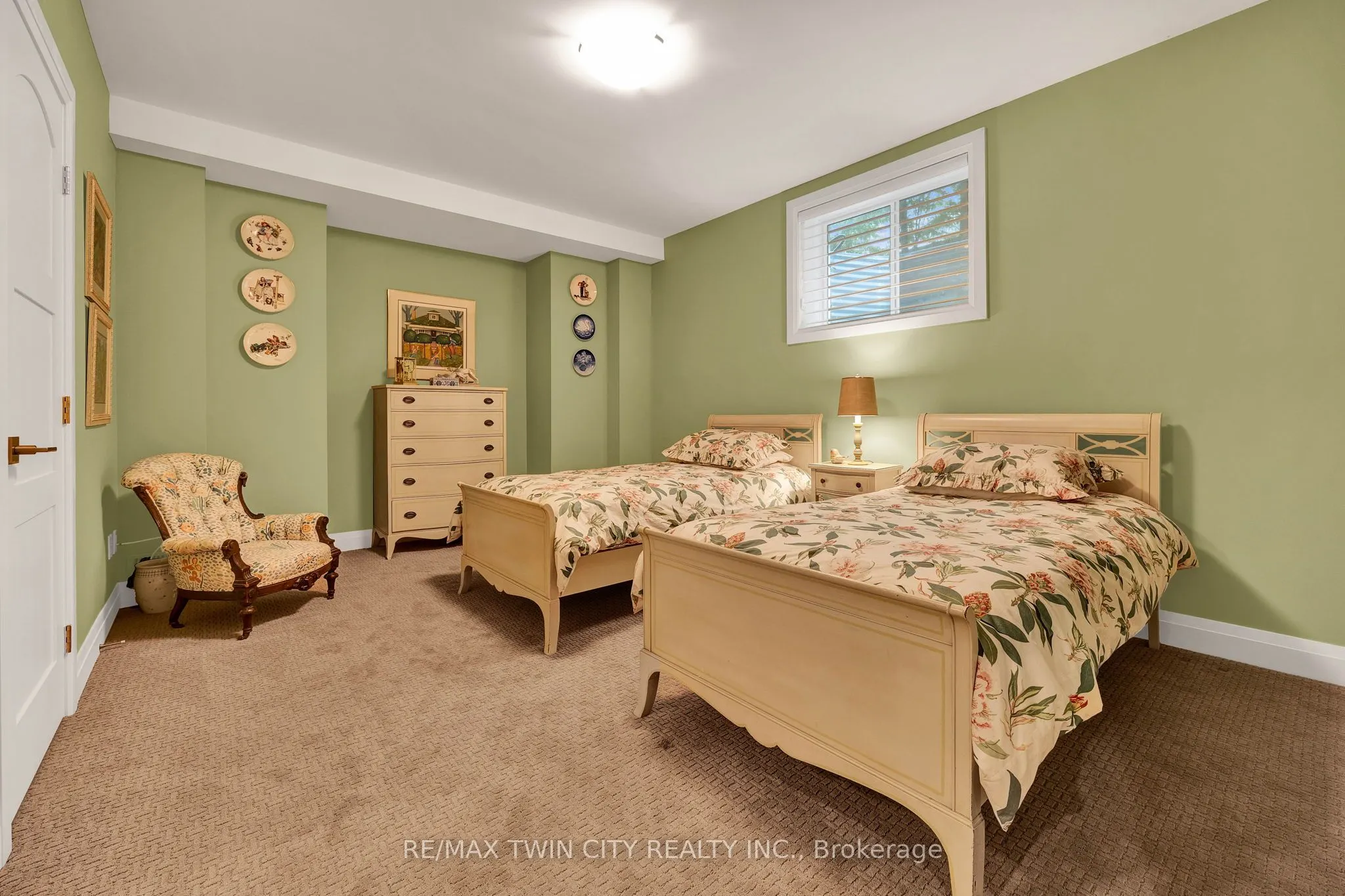 585 Regal Place