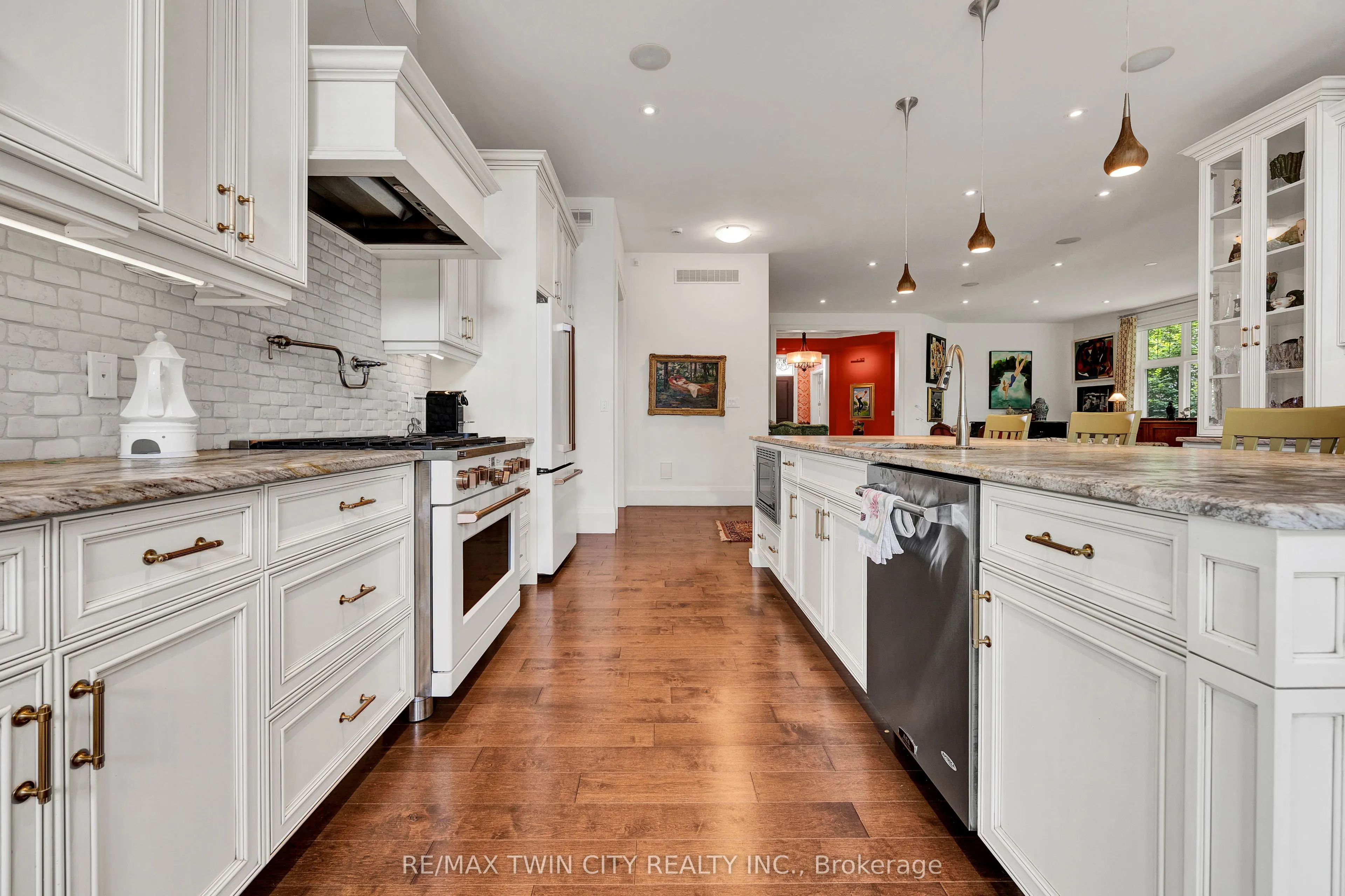 585 Regal Place