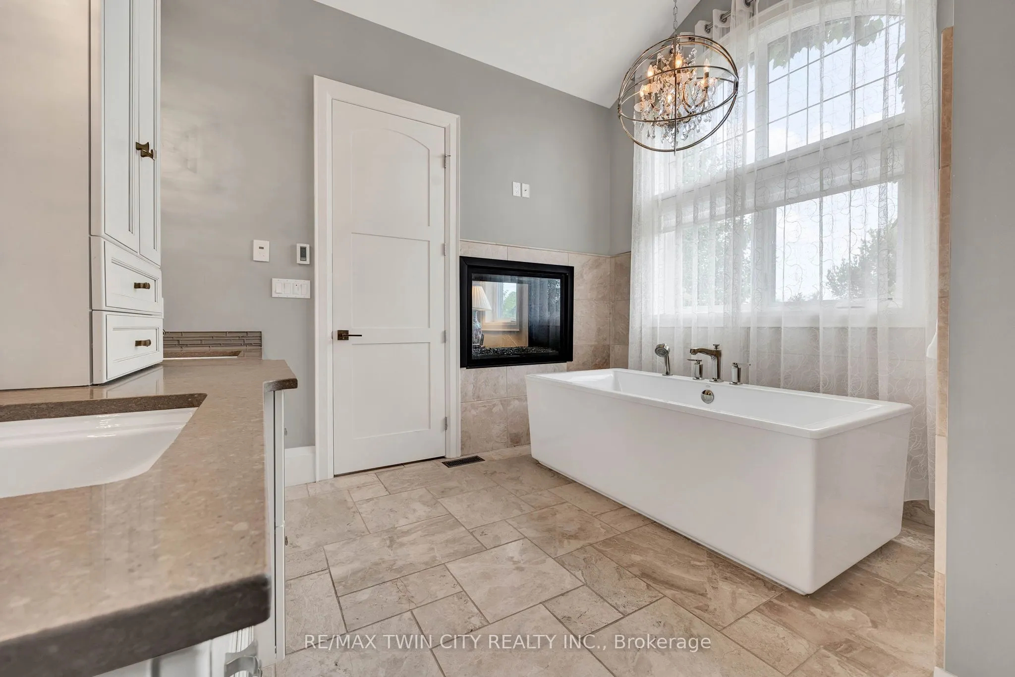 585 Regal Place