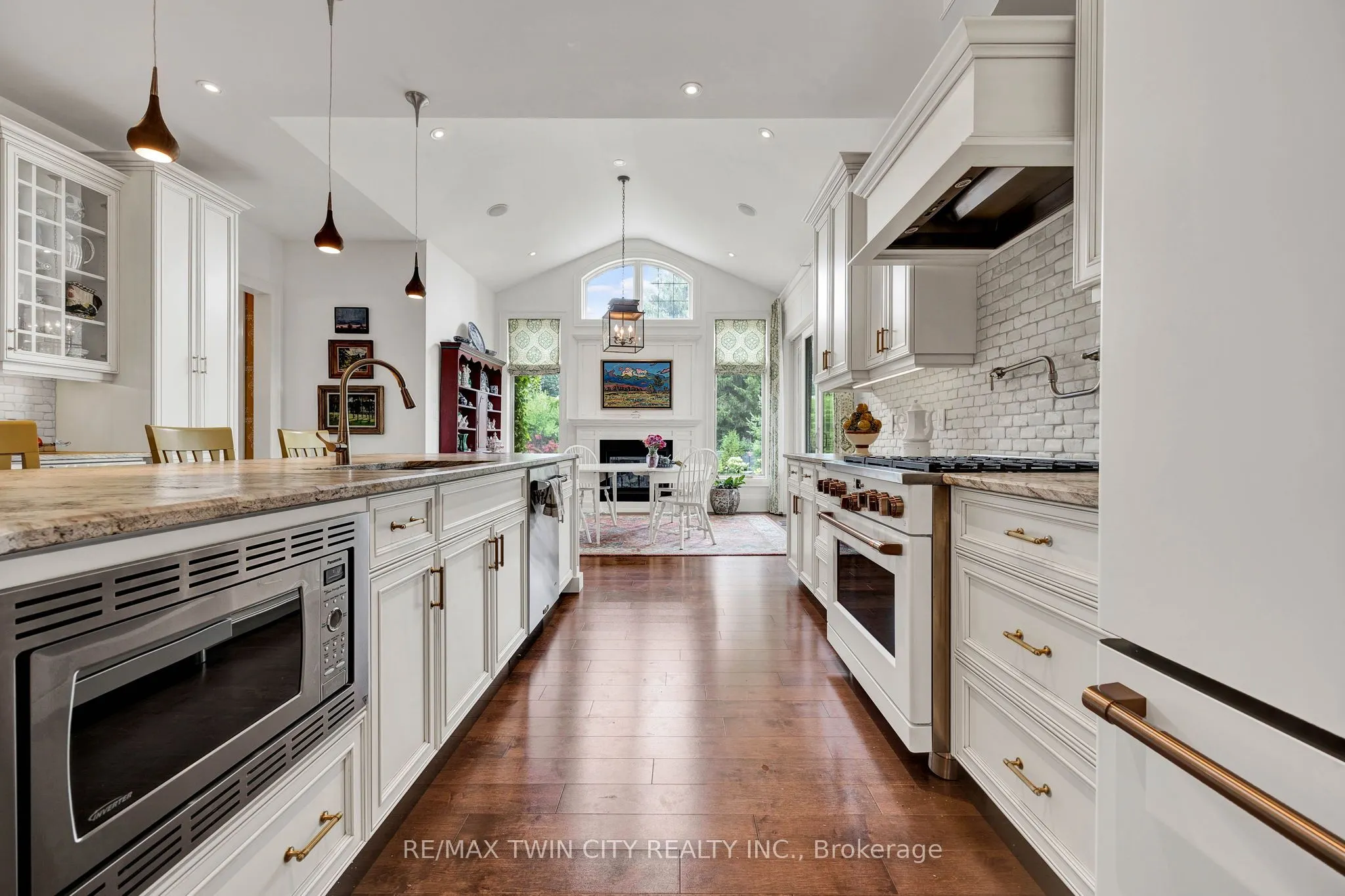 585 Regal Place