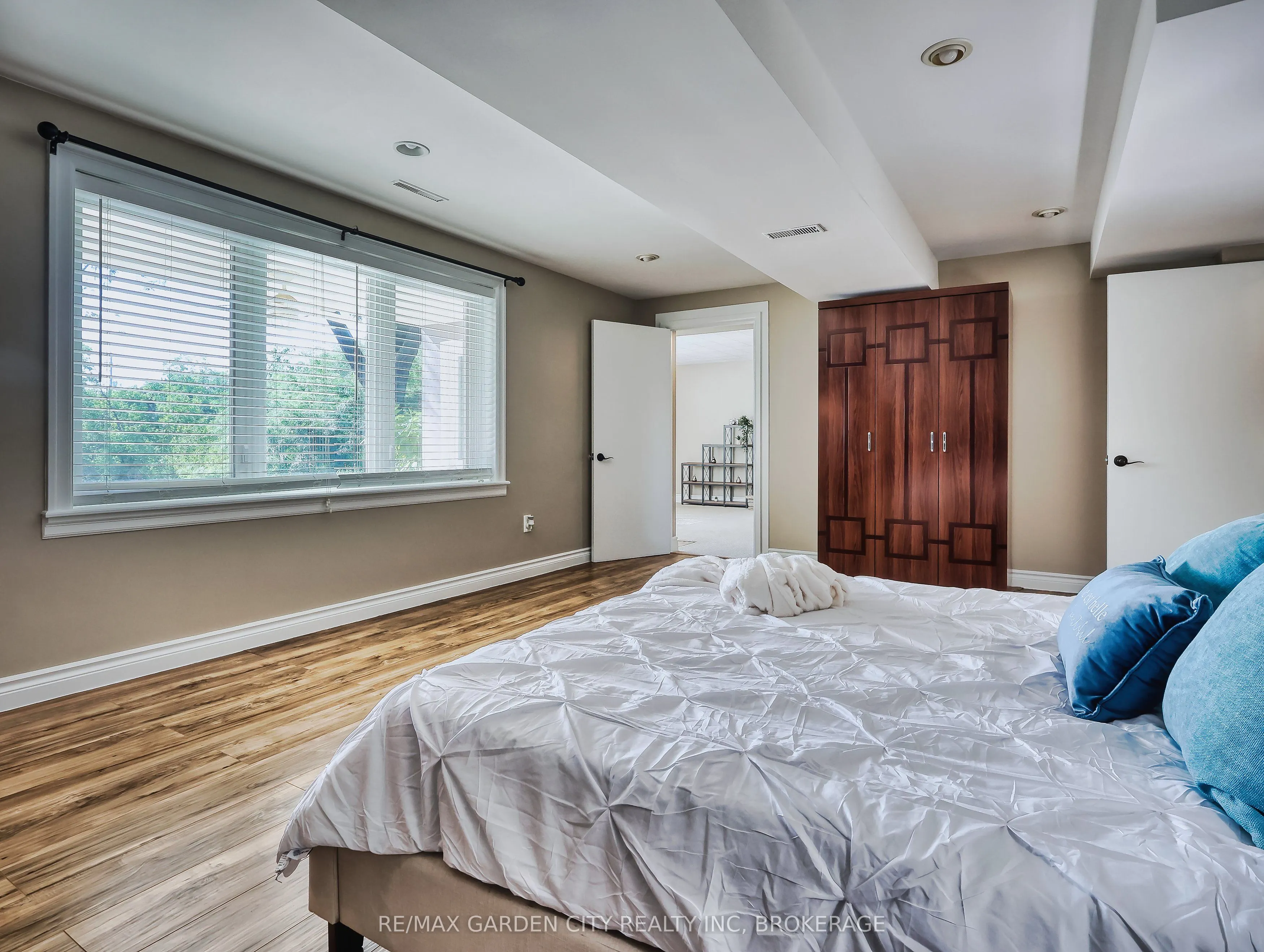 28 MARSDALE Drive