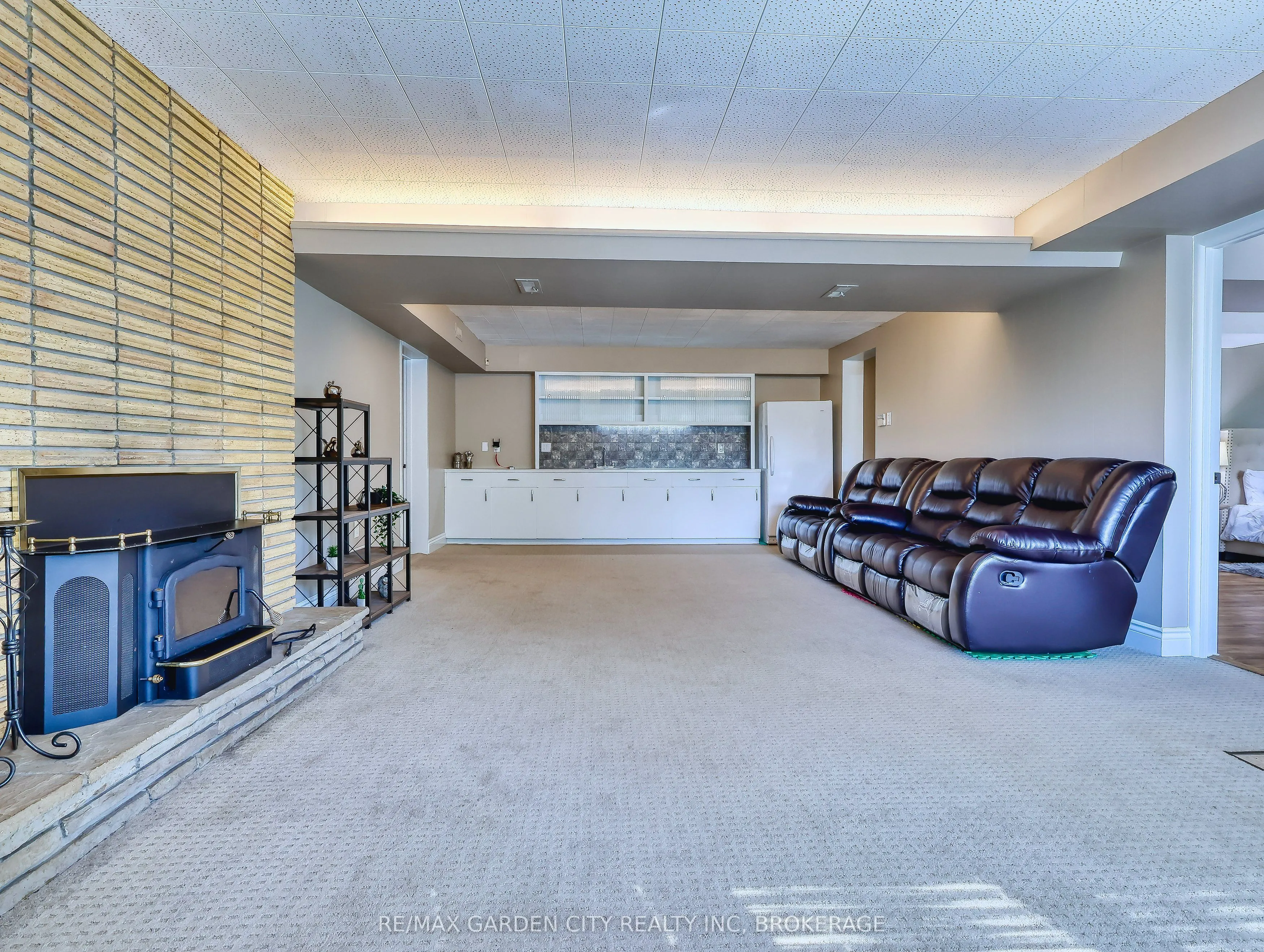 28 MARSDALE Drive