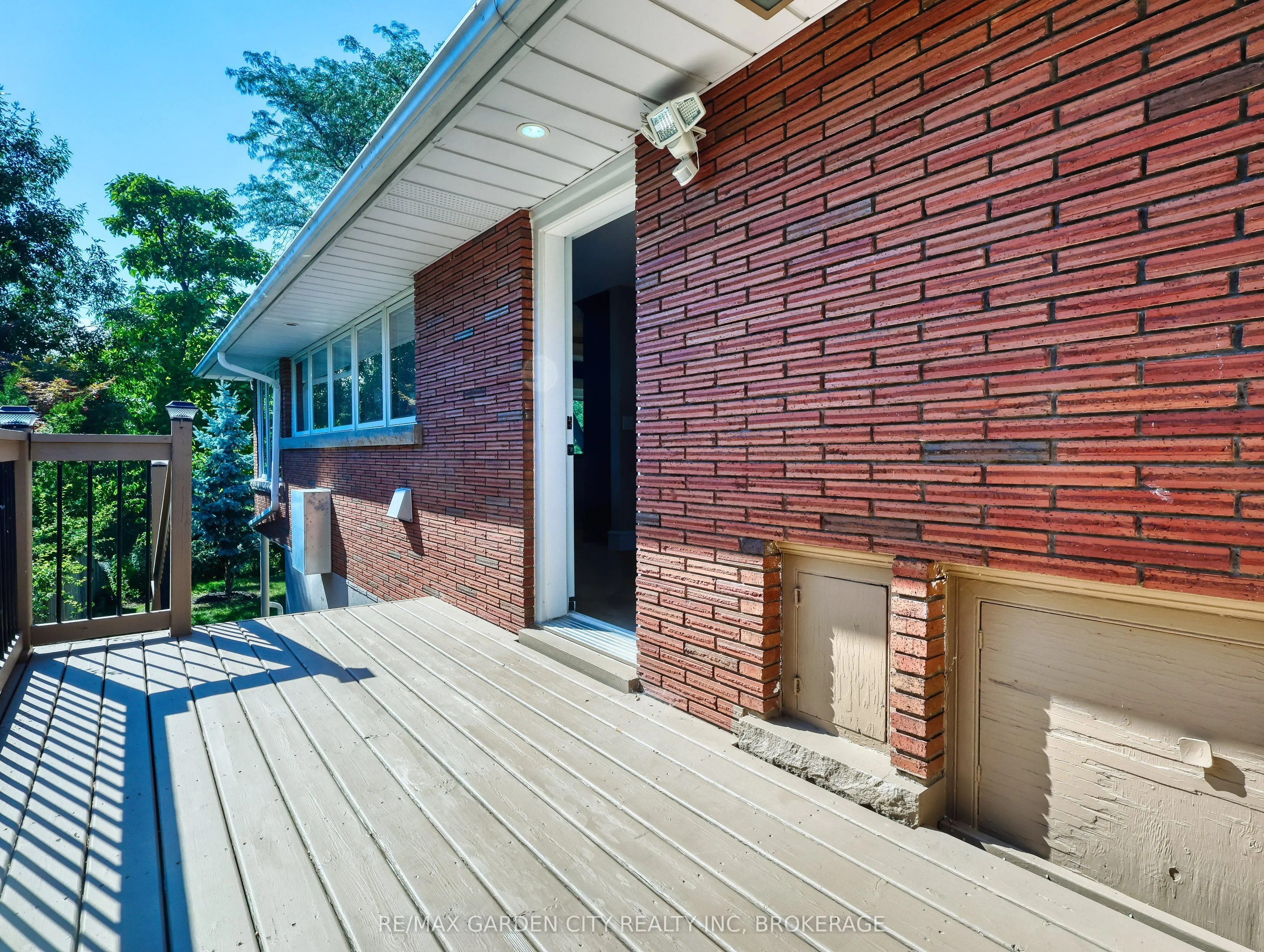 28 MARSDALE Drive