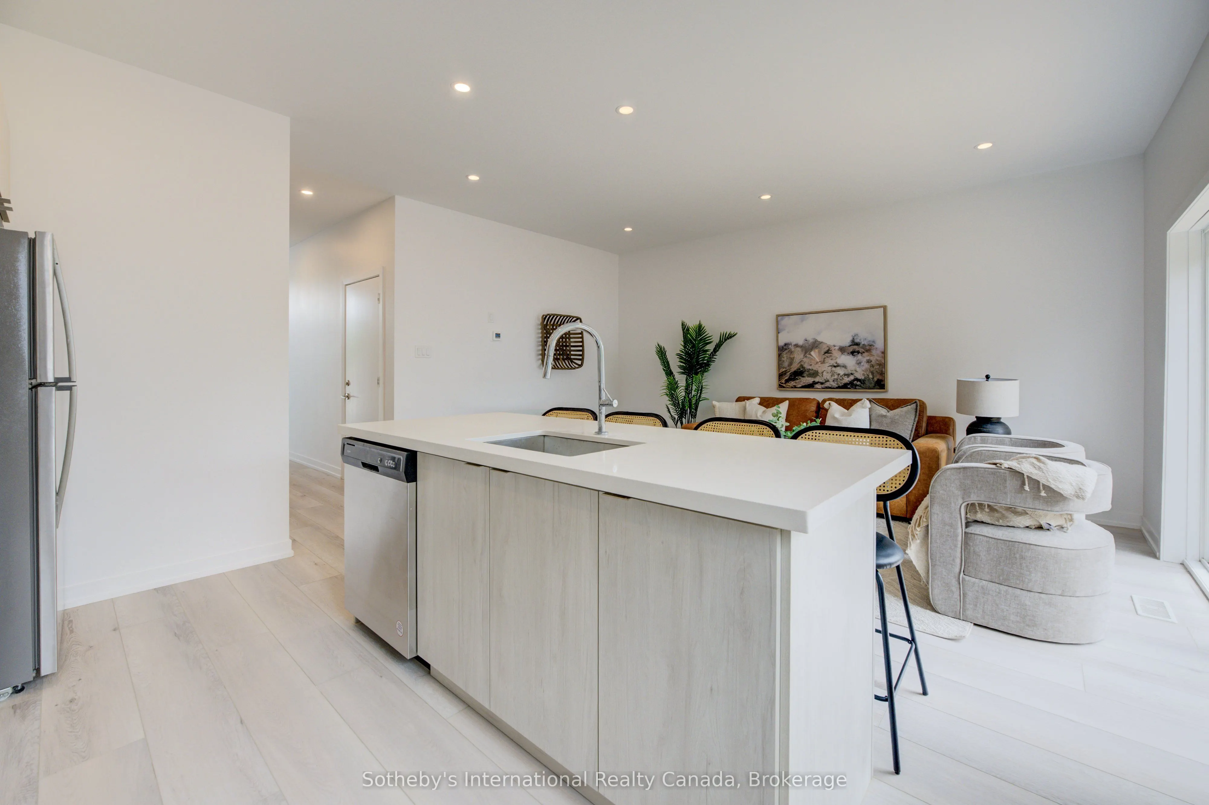 416 Dundas Street, #9