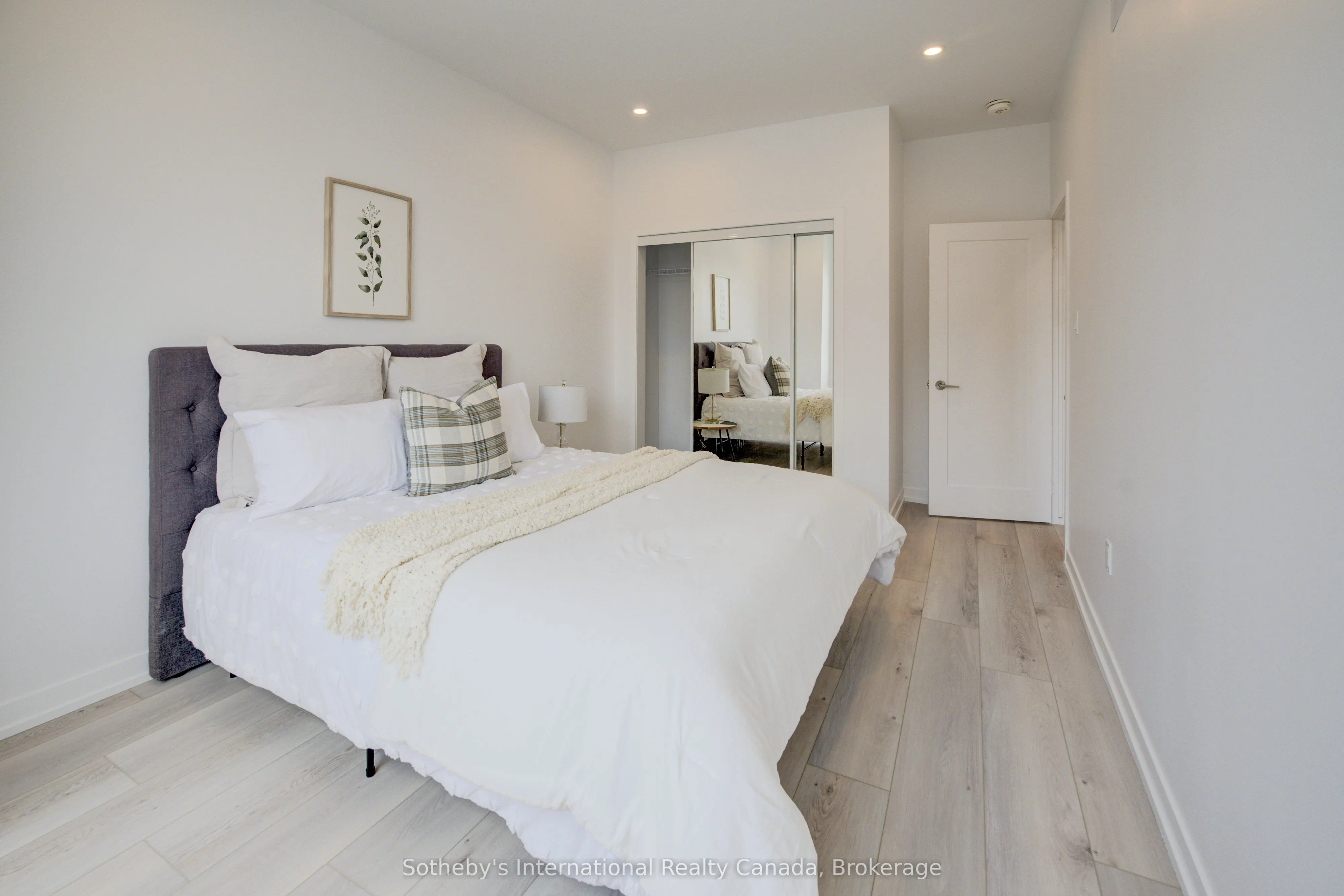 416 Dundas Street, #9