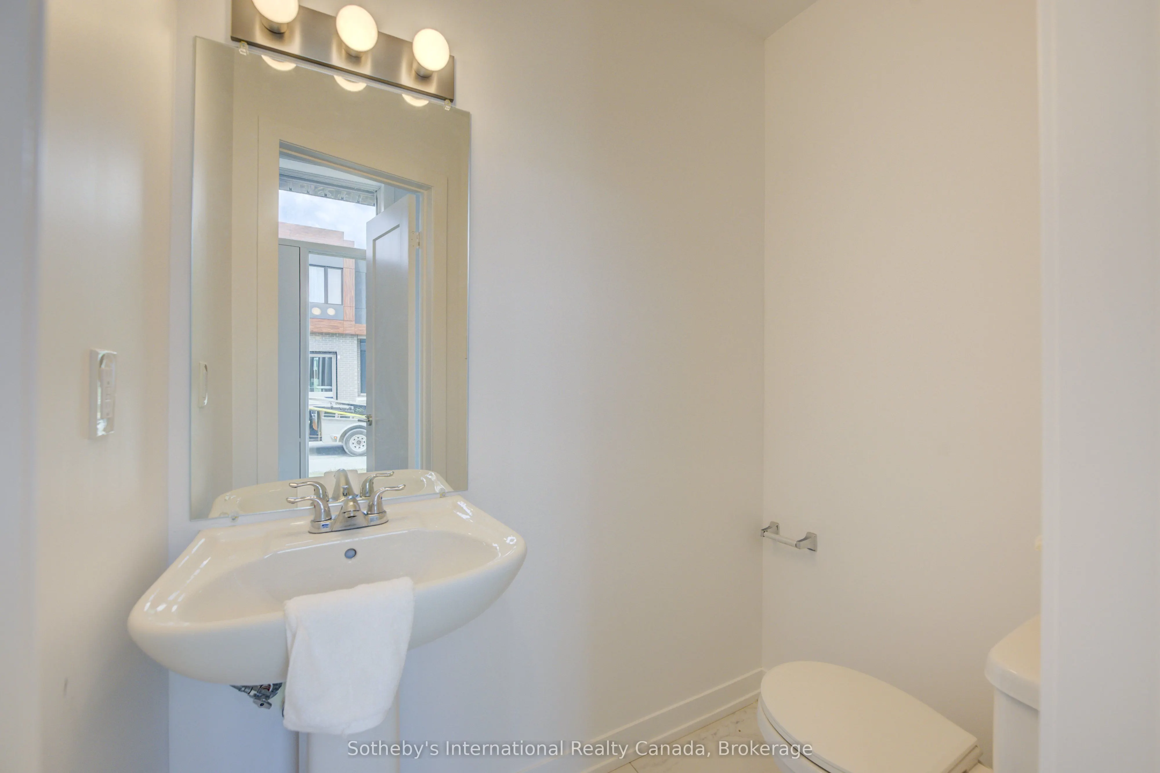 416 Dundas Street, #9
