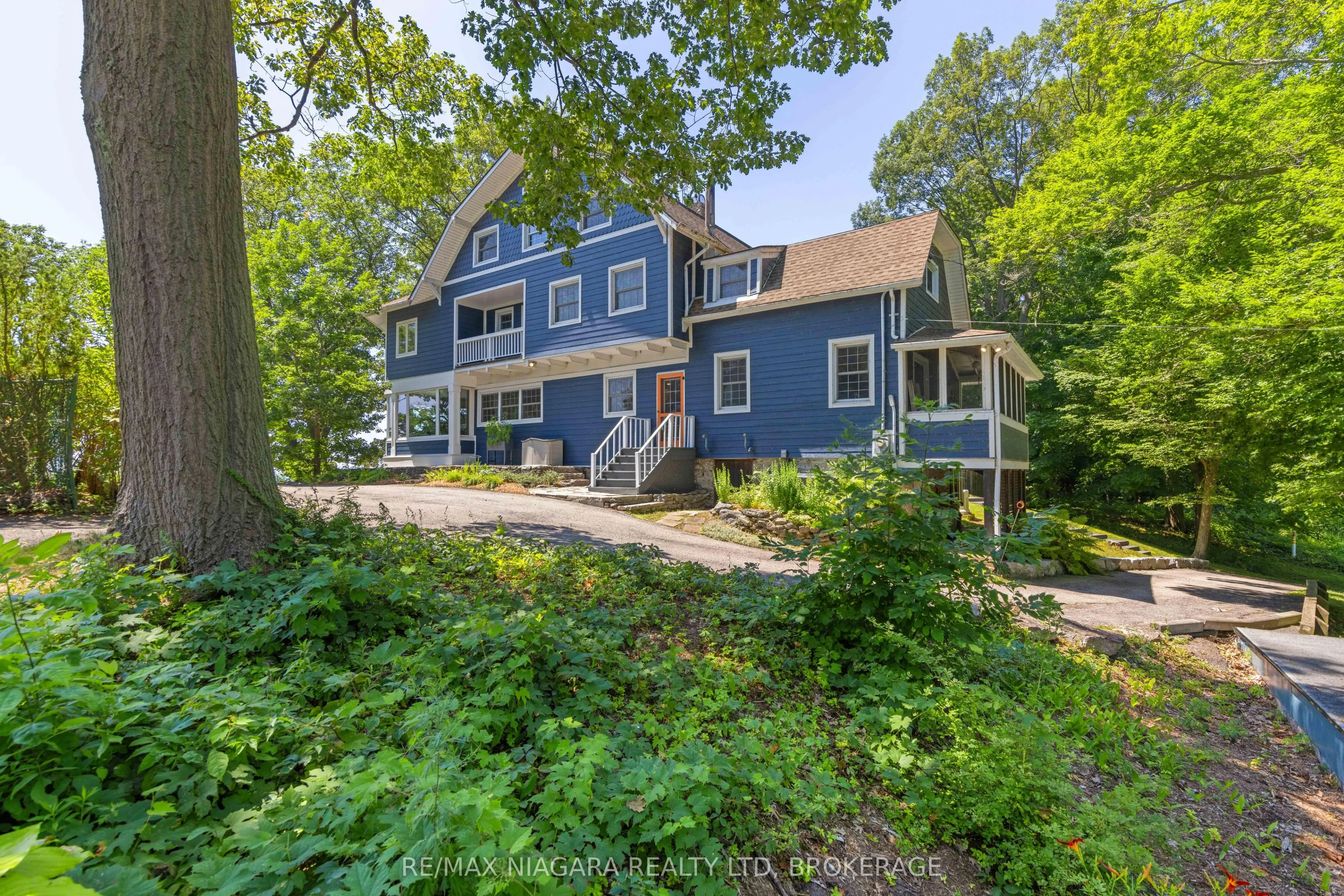 1661 MacDonald Drive