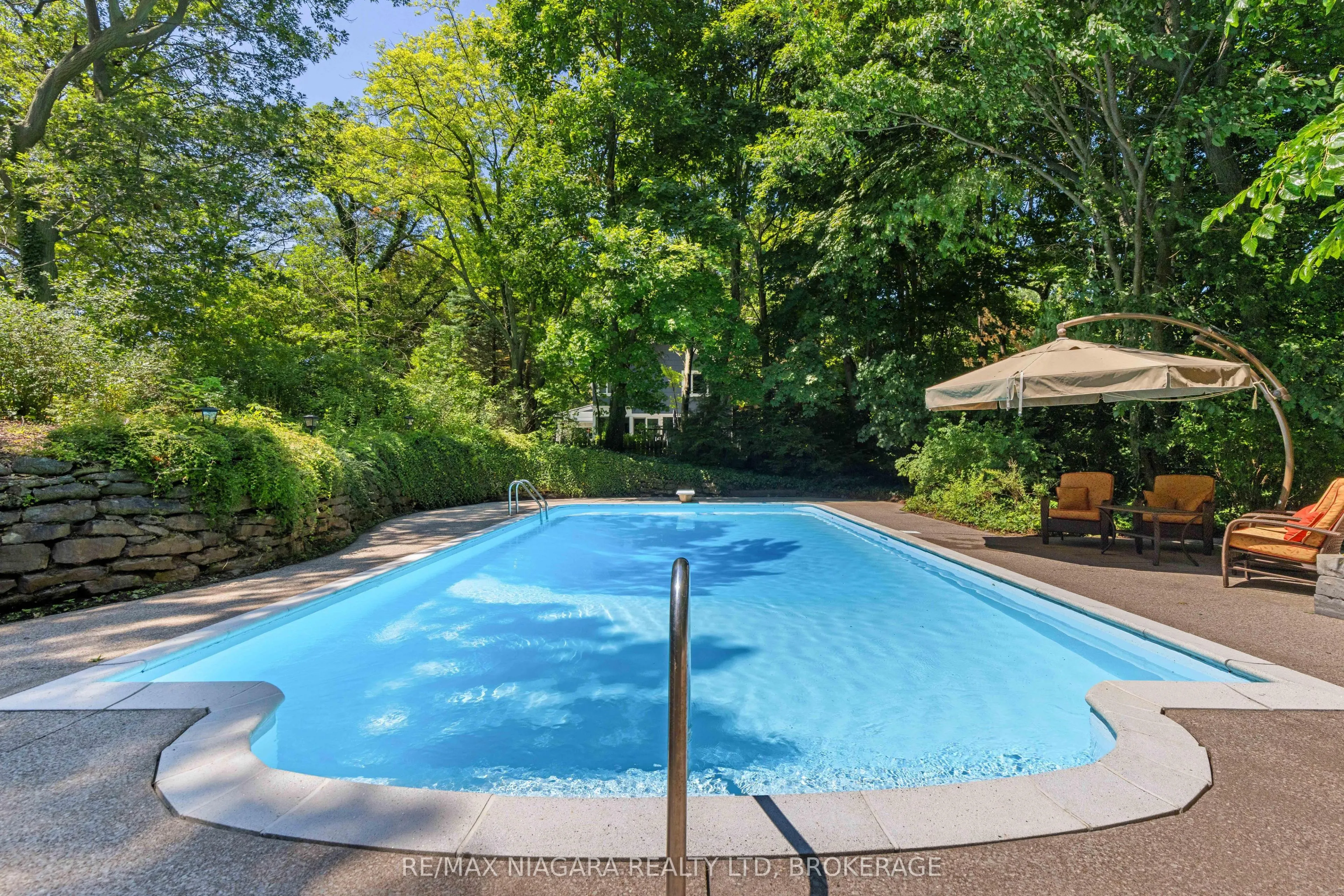 1661 MacDonald Drive
