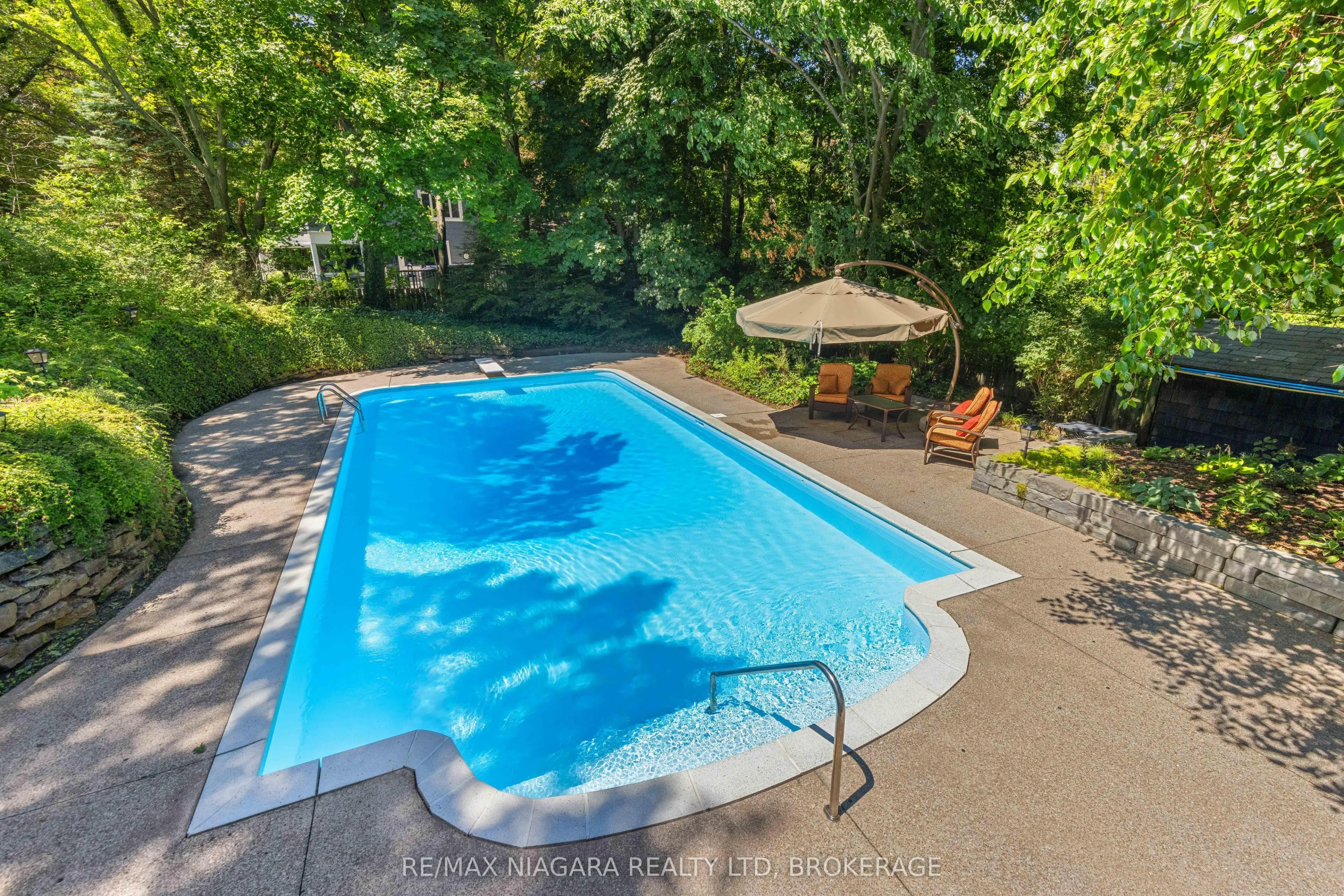 1661 MacDonald Drive