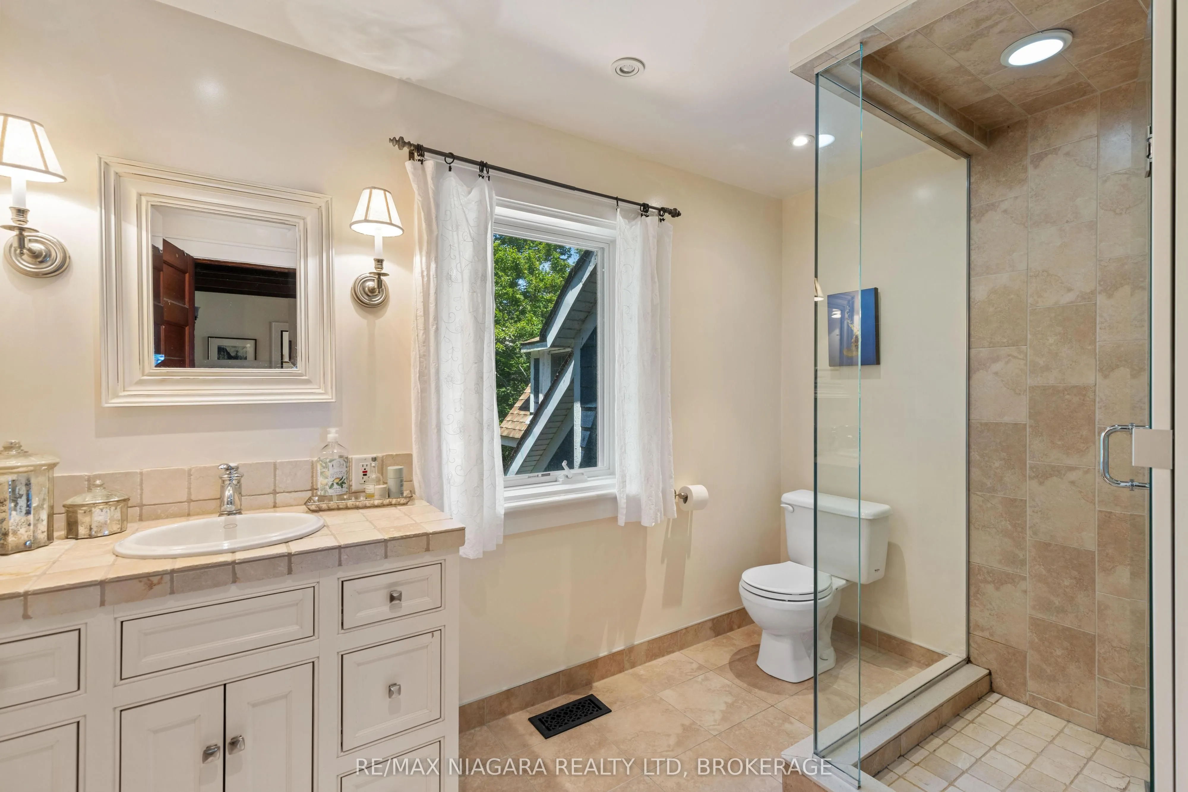 1661 MacDonald Drive