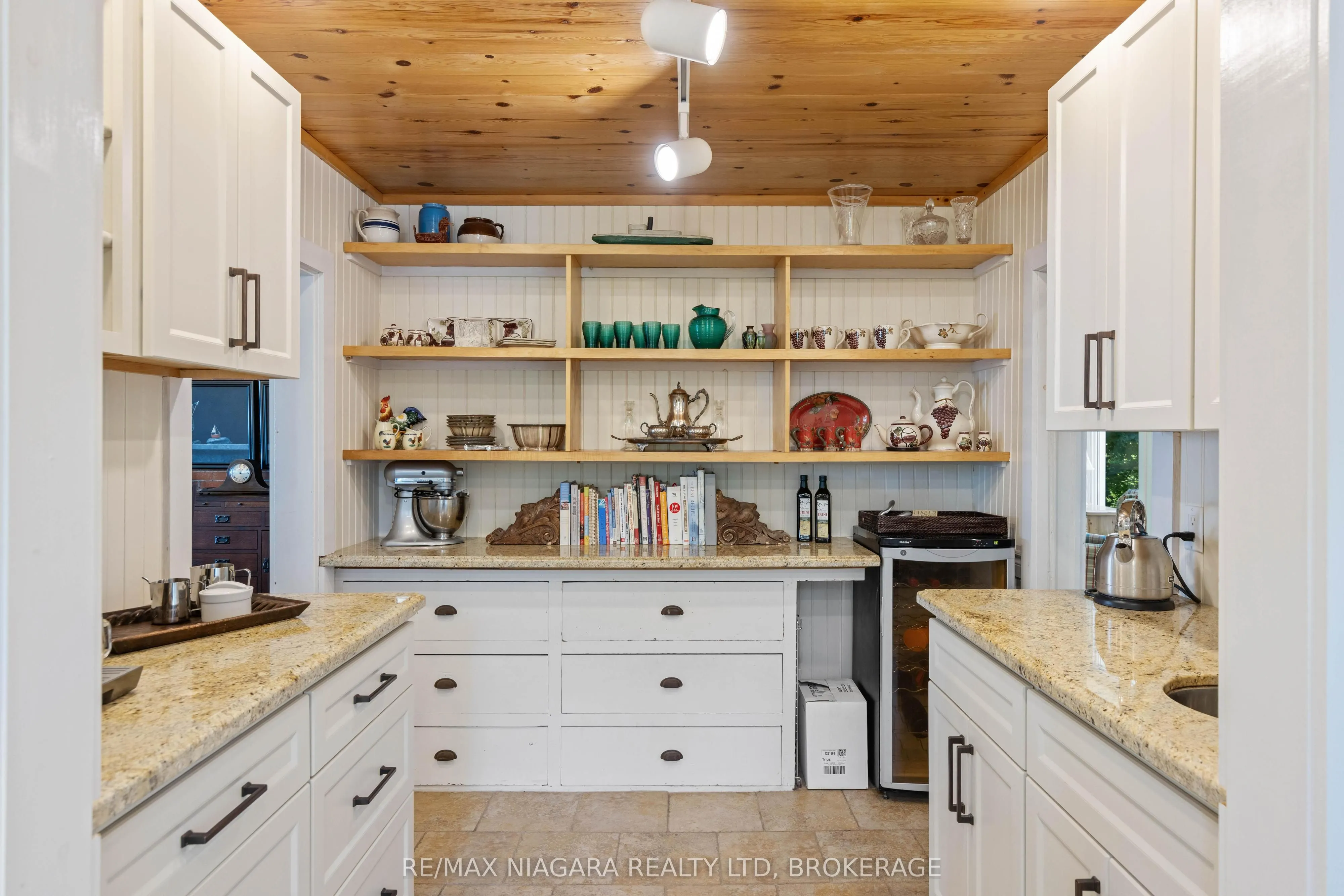 1661 MacDonald Drive