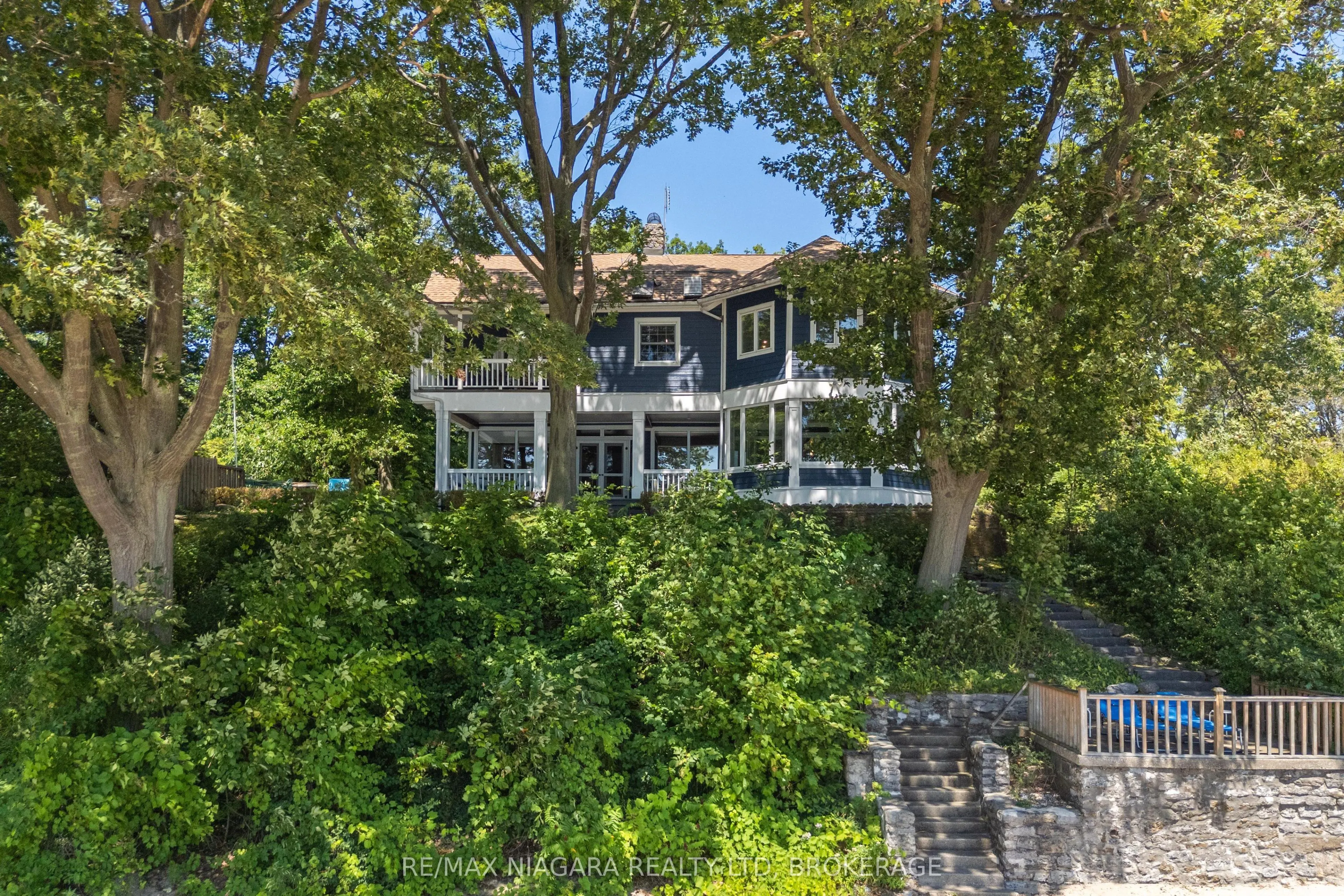 1661 MacDonald Drive