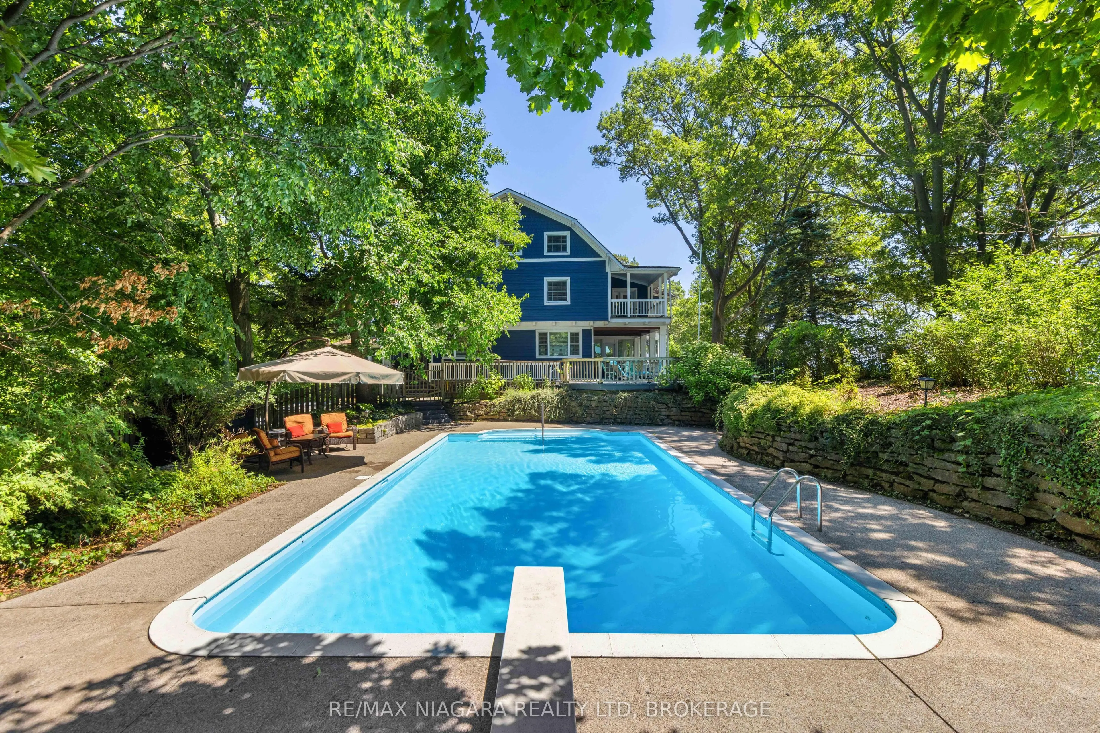 1661 MacDonald Drive