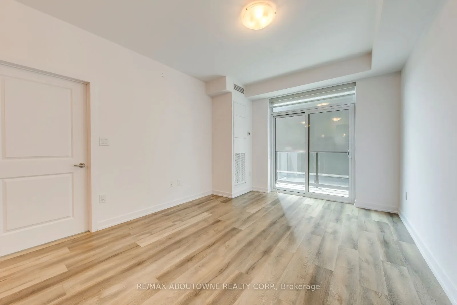 470 Dundas Street E, #429