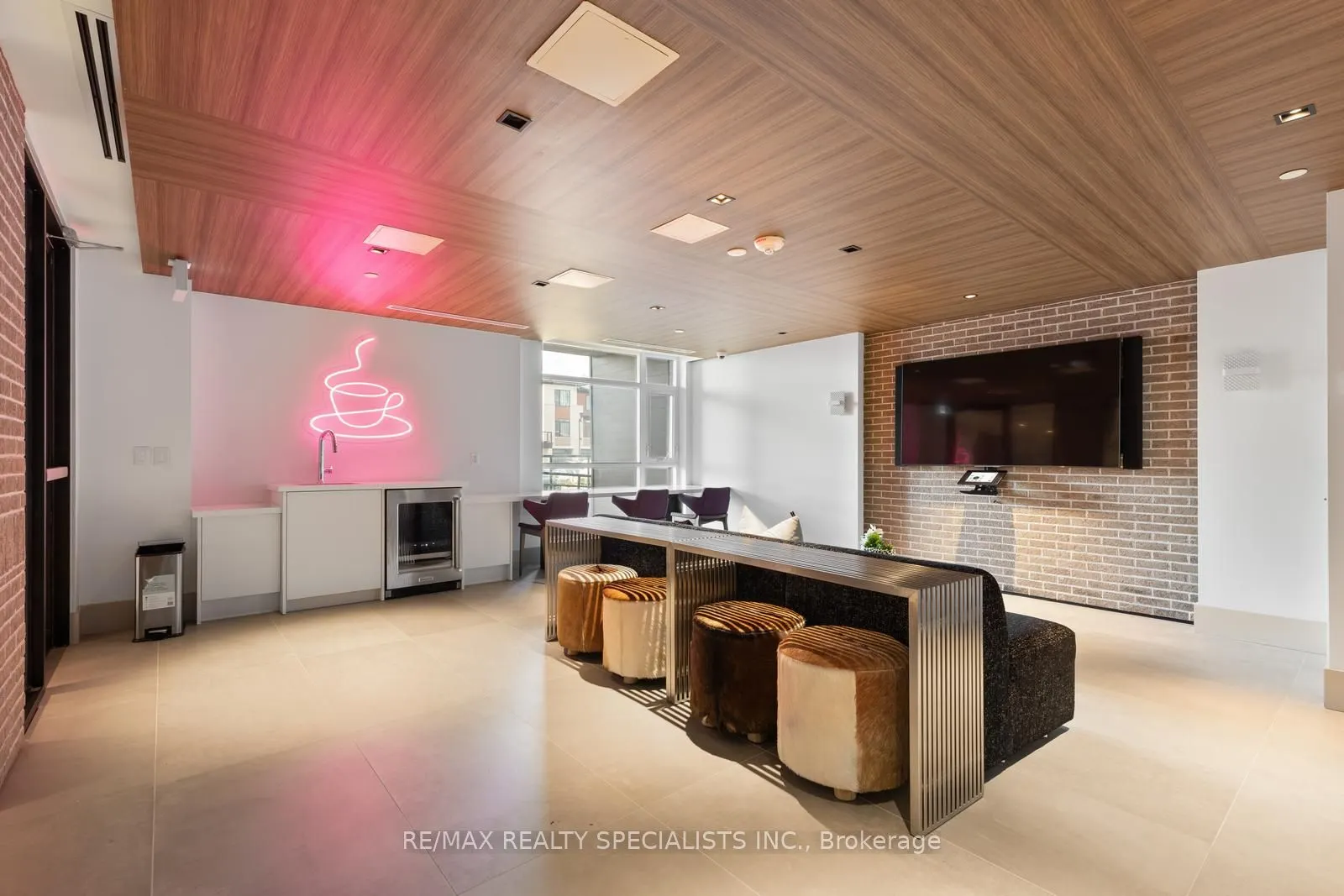 600 North Service Road, #619