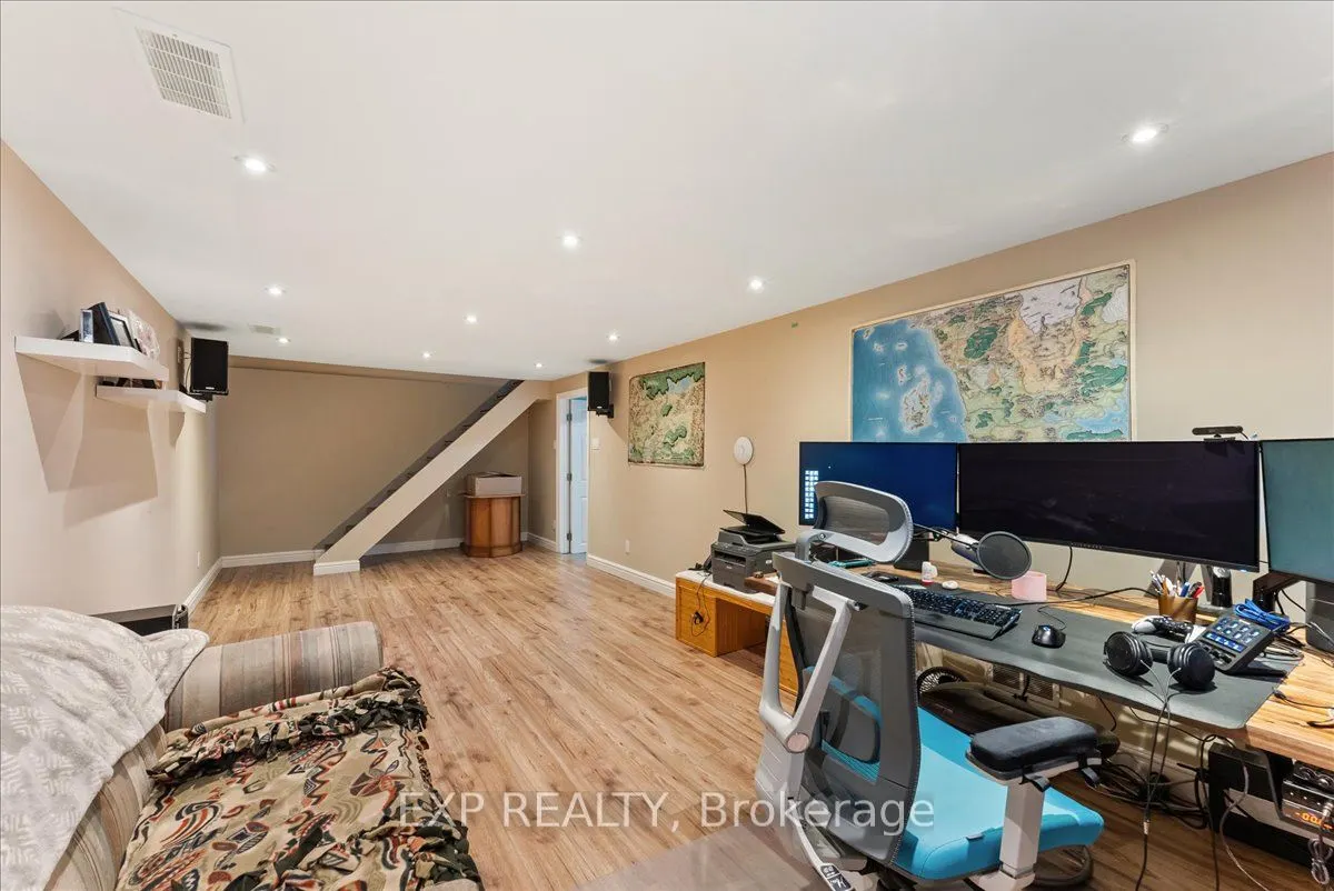 822 Foxe Street