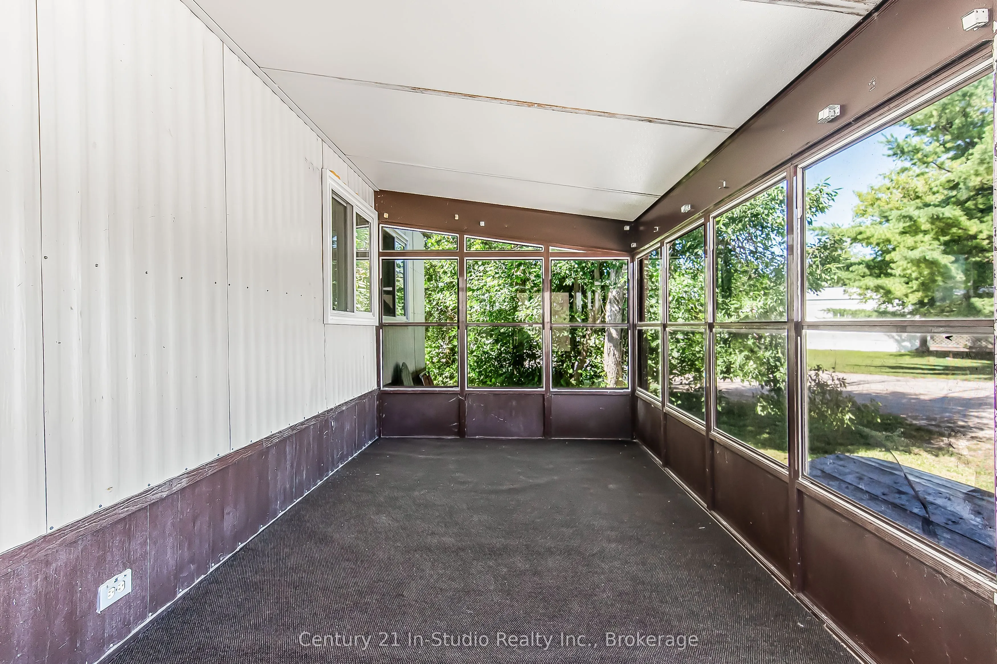 200 Grace Street E