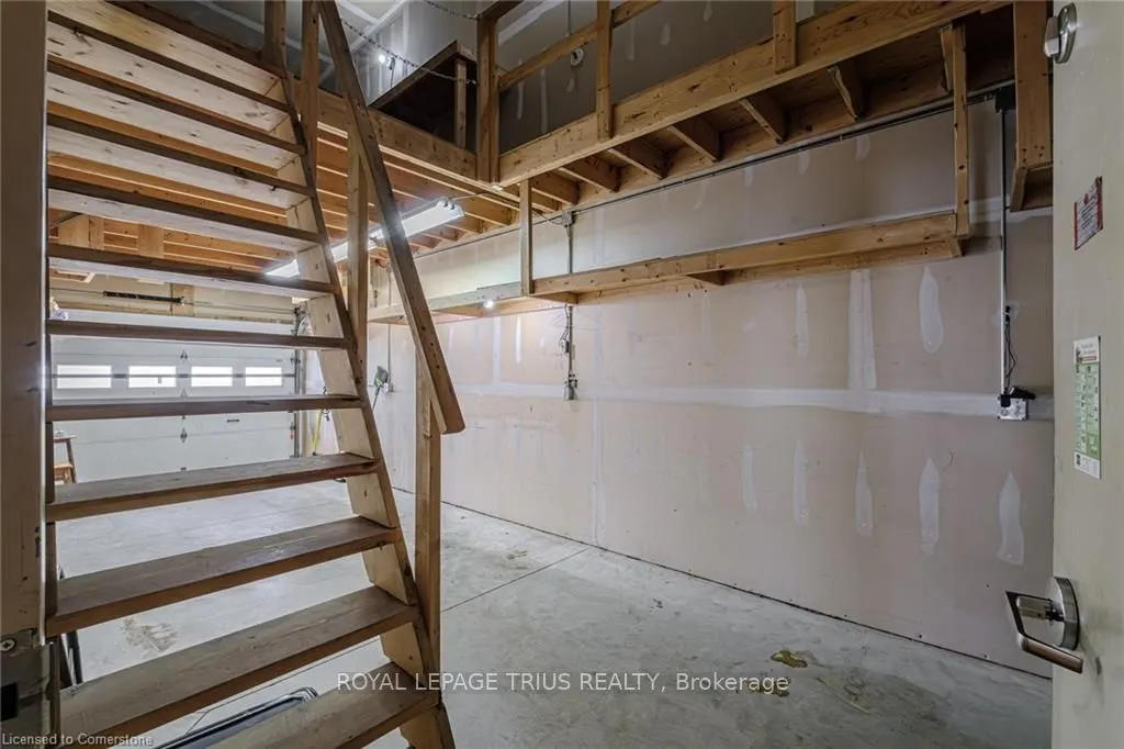 316 Queensway Street W