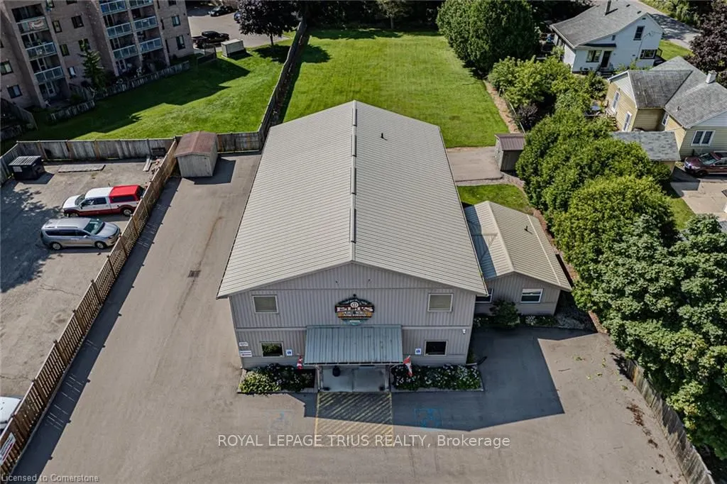 316 Queensway Street W