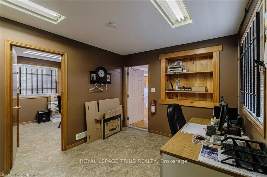 316 Queensway Street W
