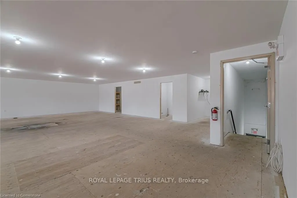 316 Queensway Street W