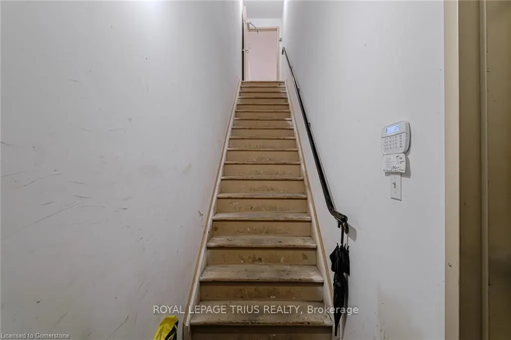 316 Queensway Street W