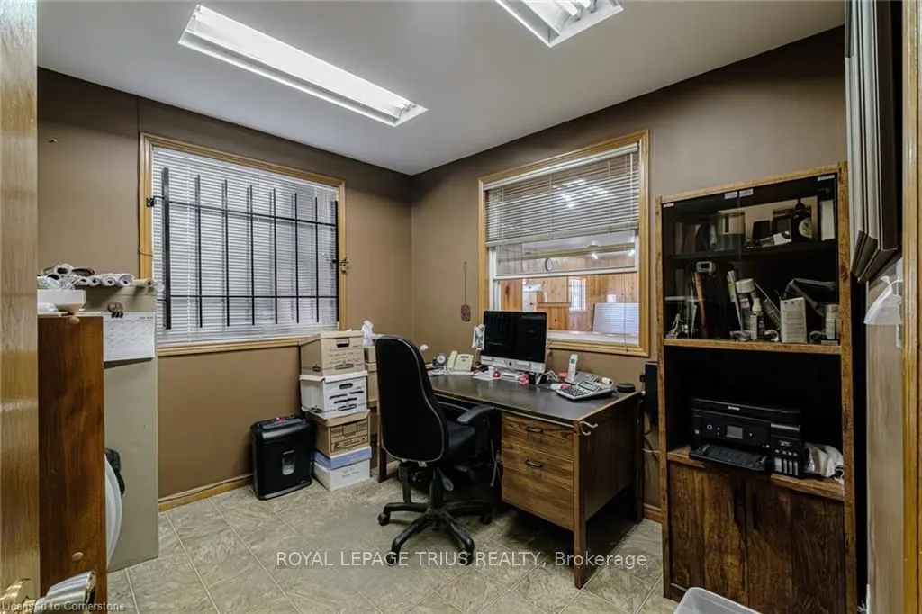 316 Queensway Street W