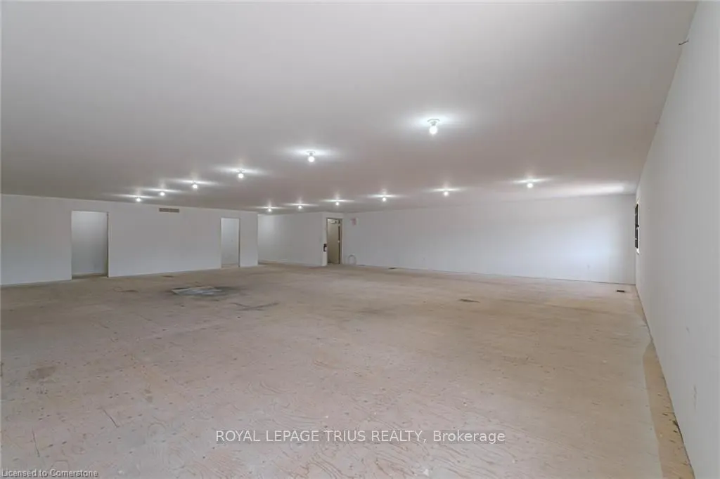 316 Queensway Street W