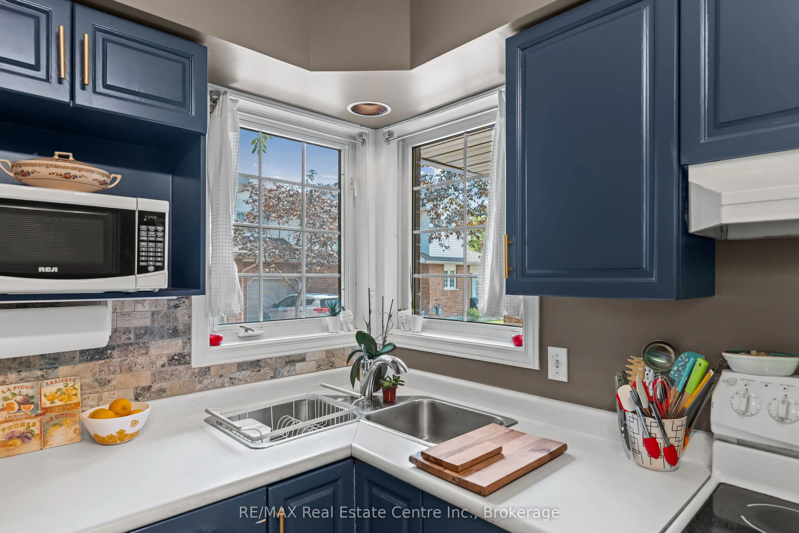 229 Baker Street, #10