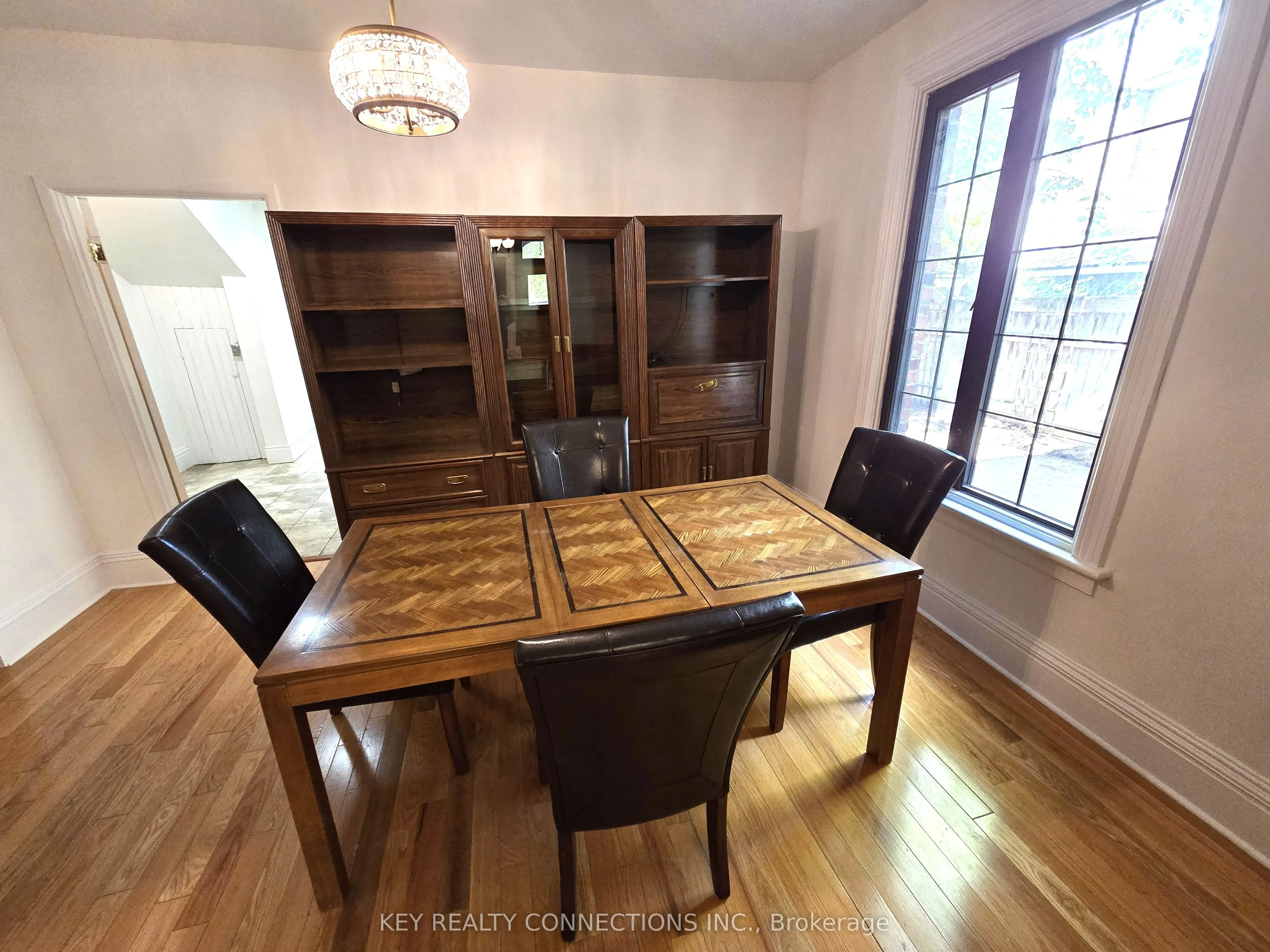 208 King Street E