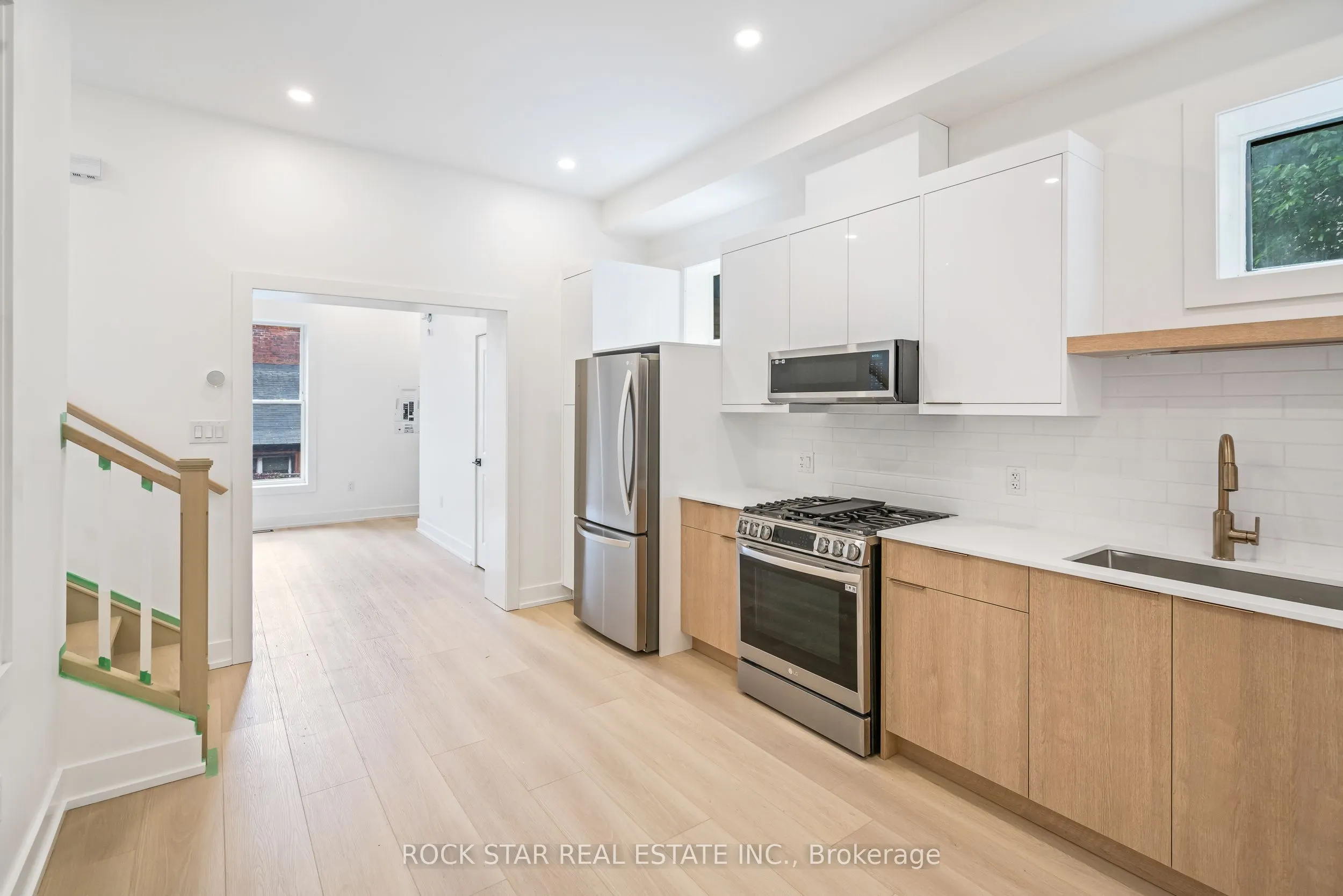 42 Ray Street S