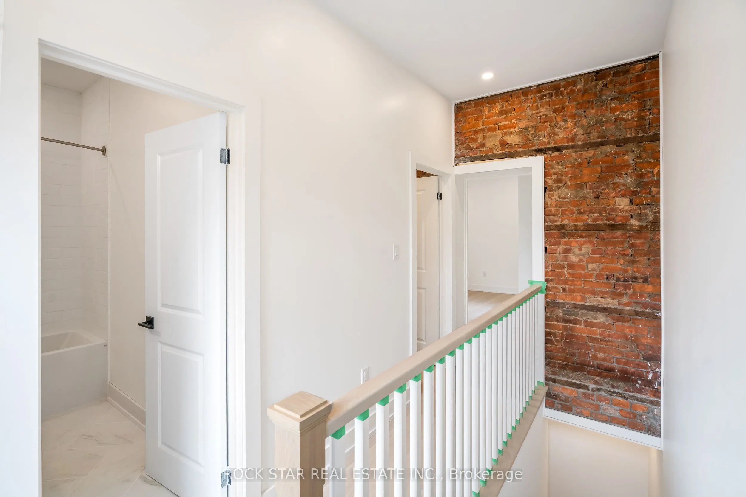 42 Ray Street S