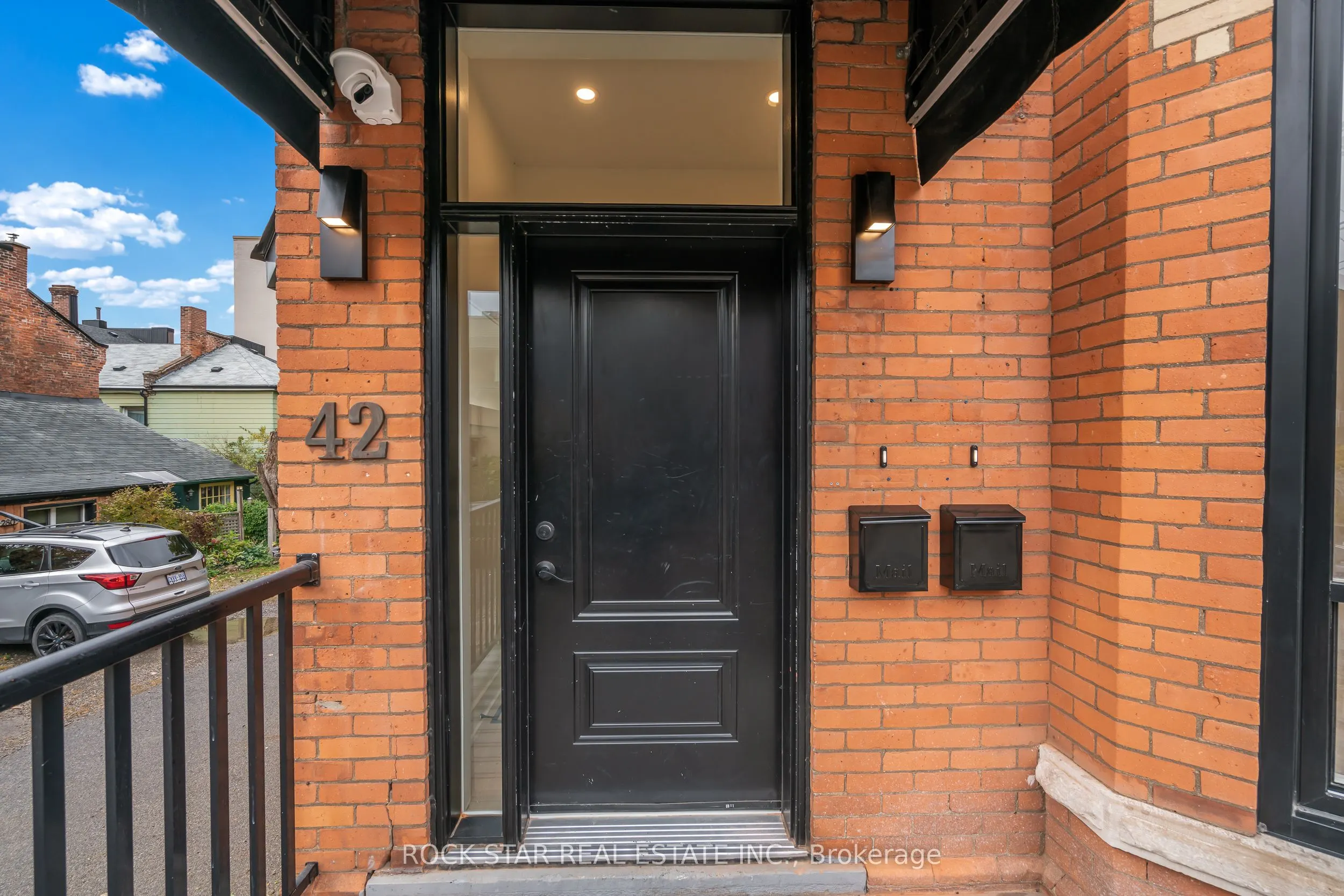 42 Ray Street S