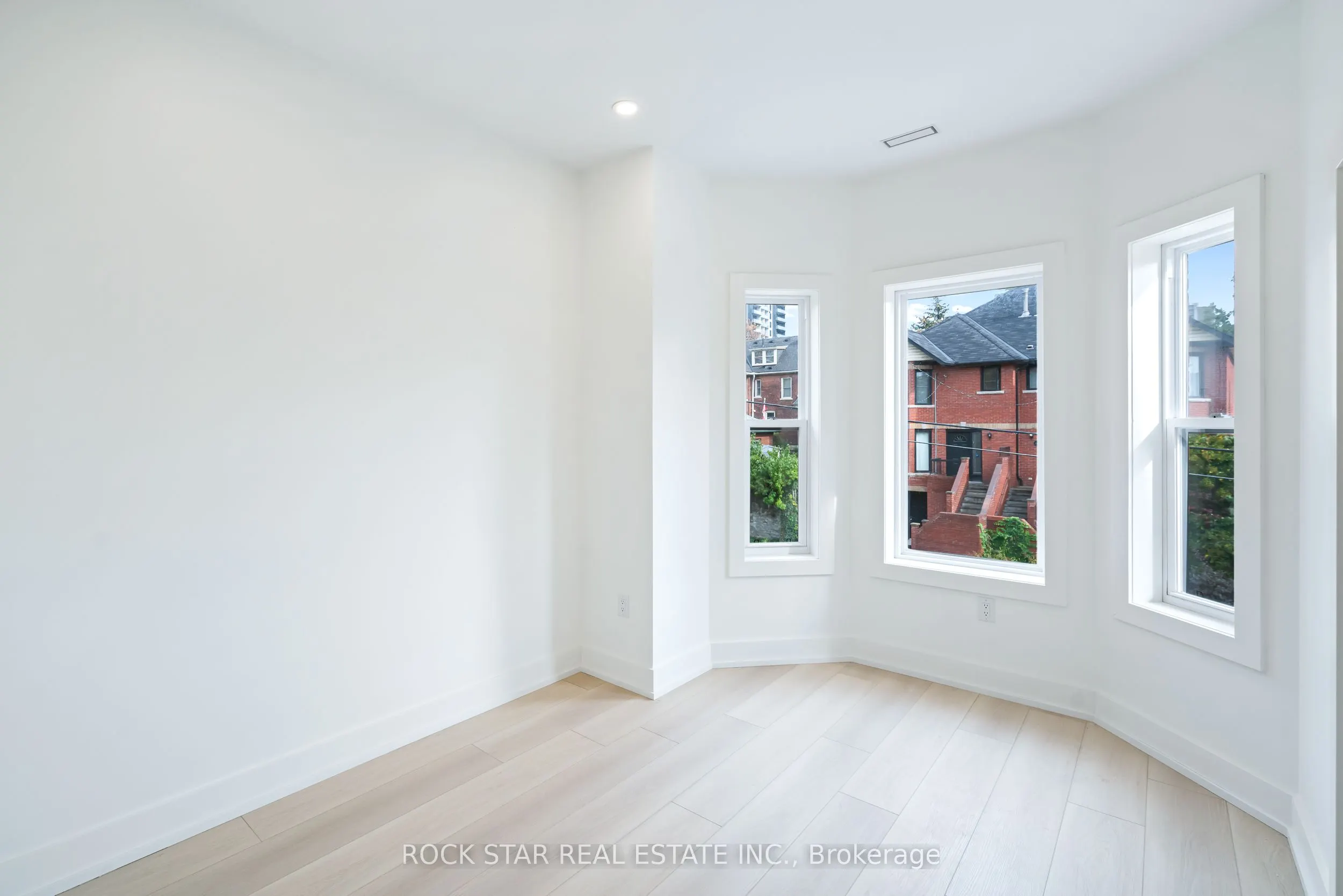 42 Ray Street S