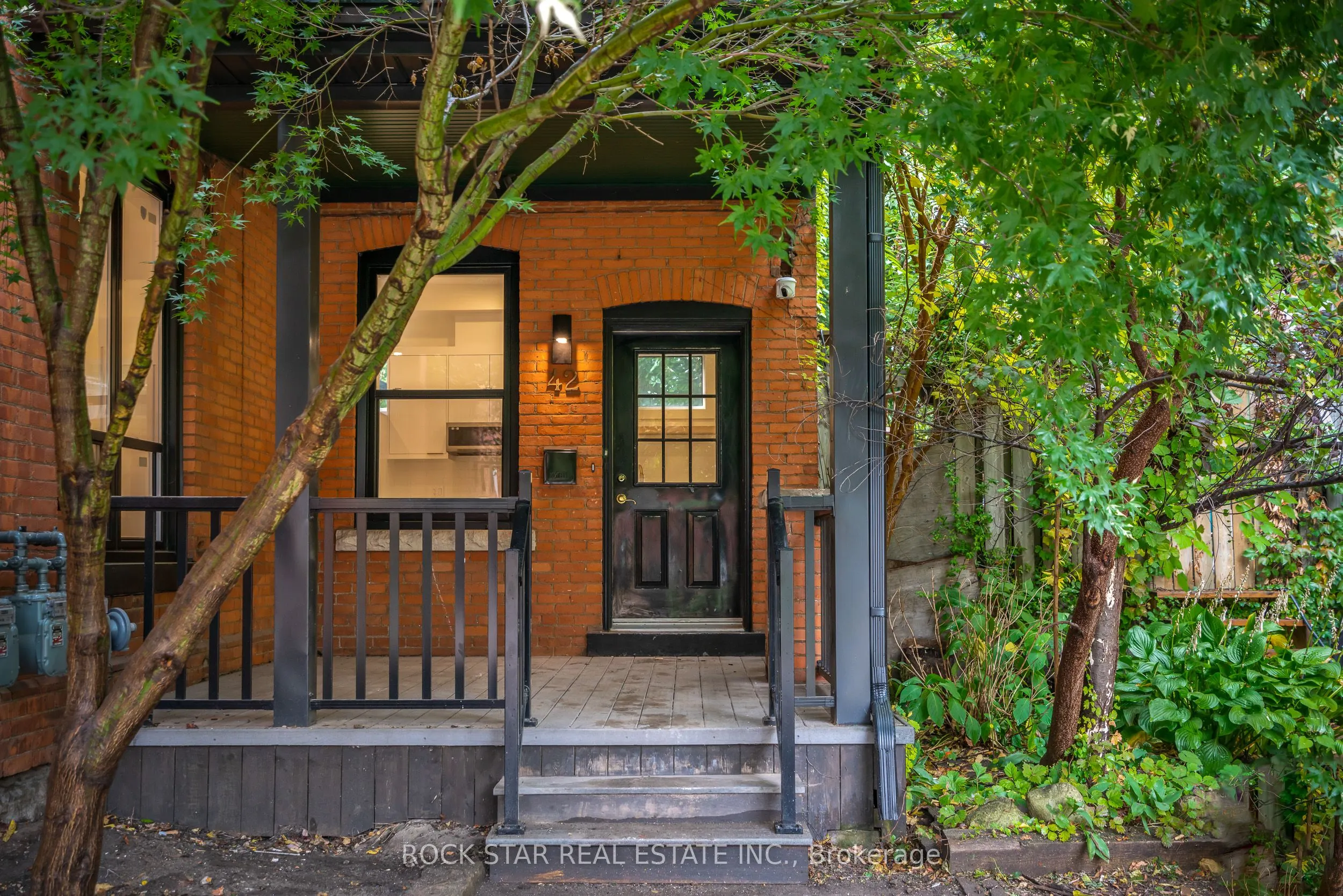 42 Ray Street S