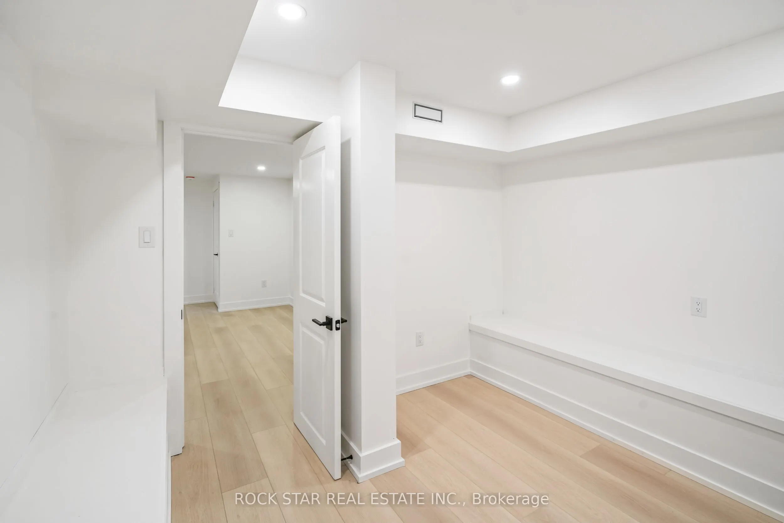 42 Ray Street S