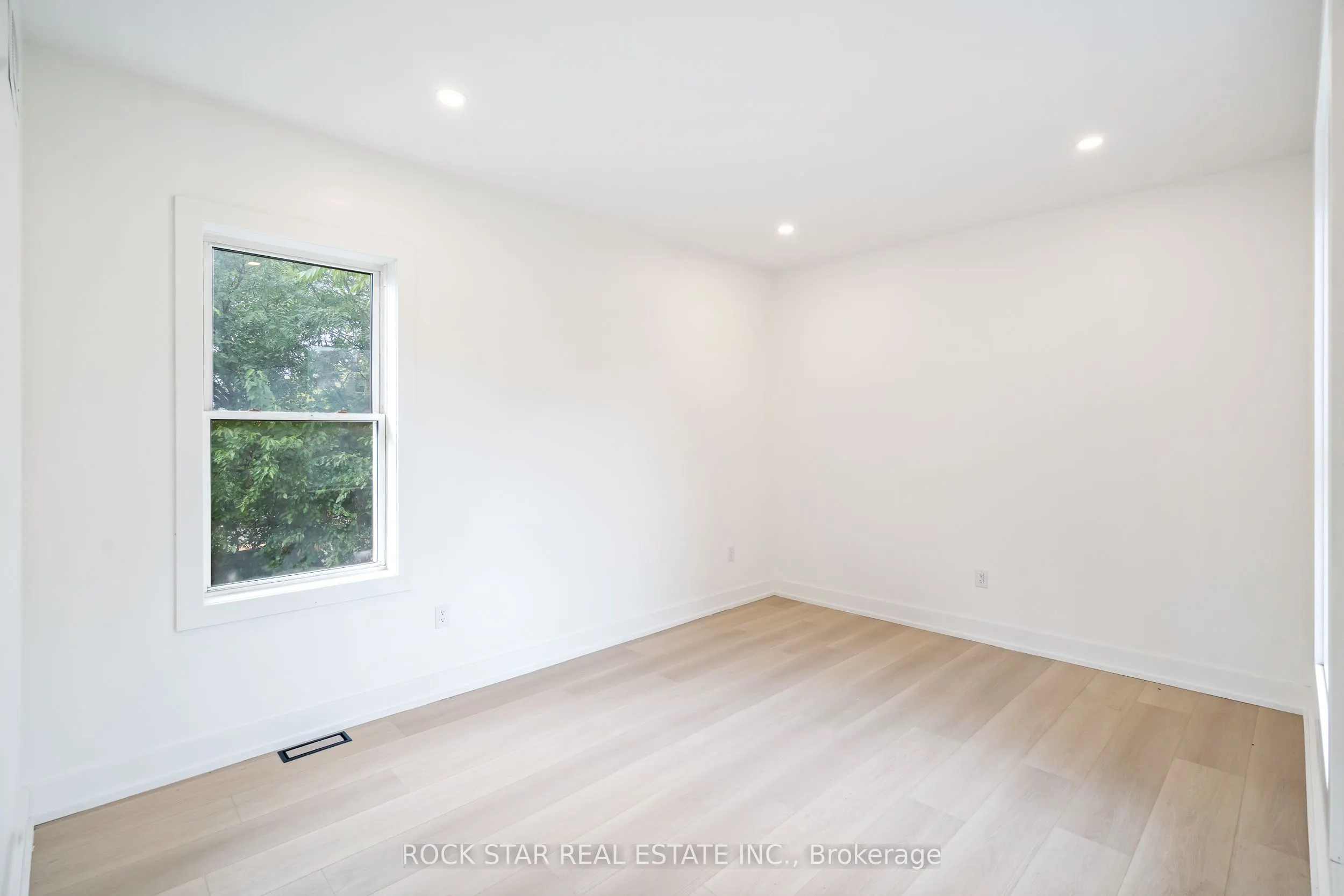 42 Ray Street S