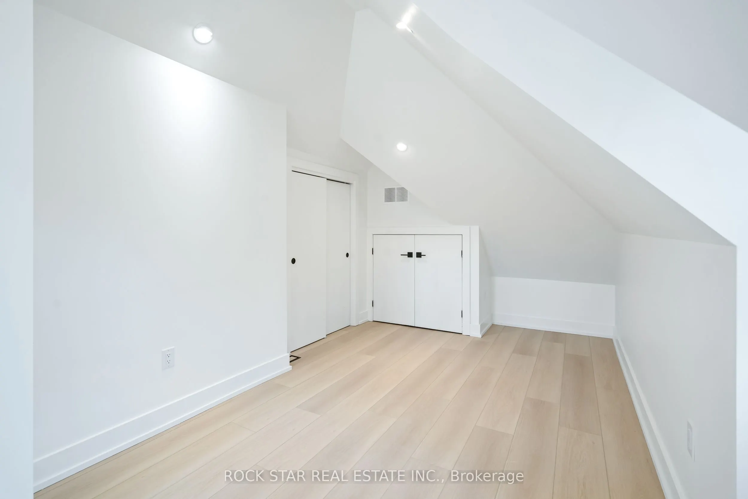 42 Ray Street S