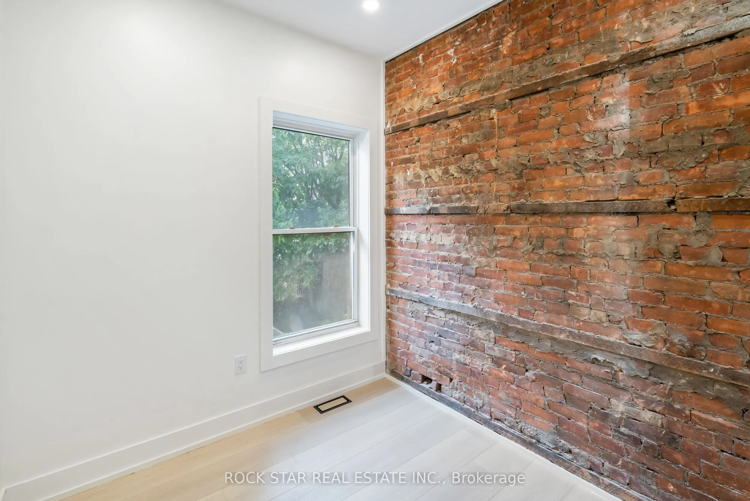 42 Ray Street S