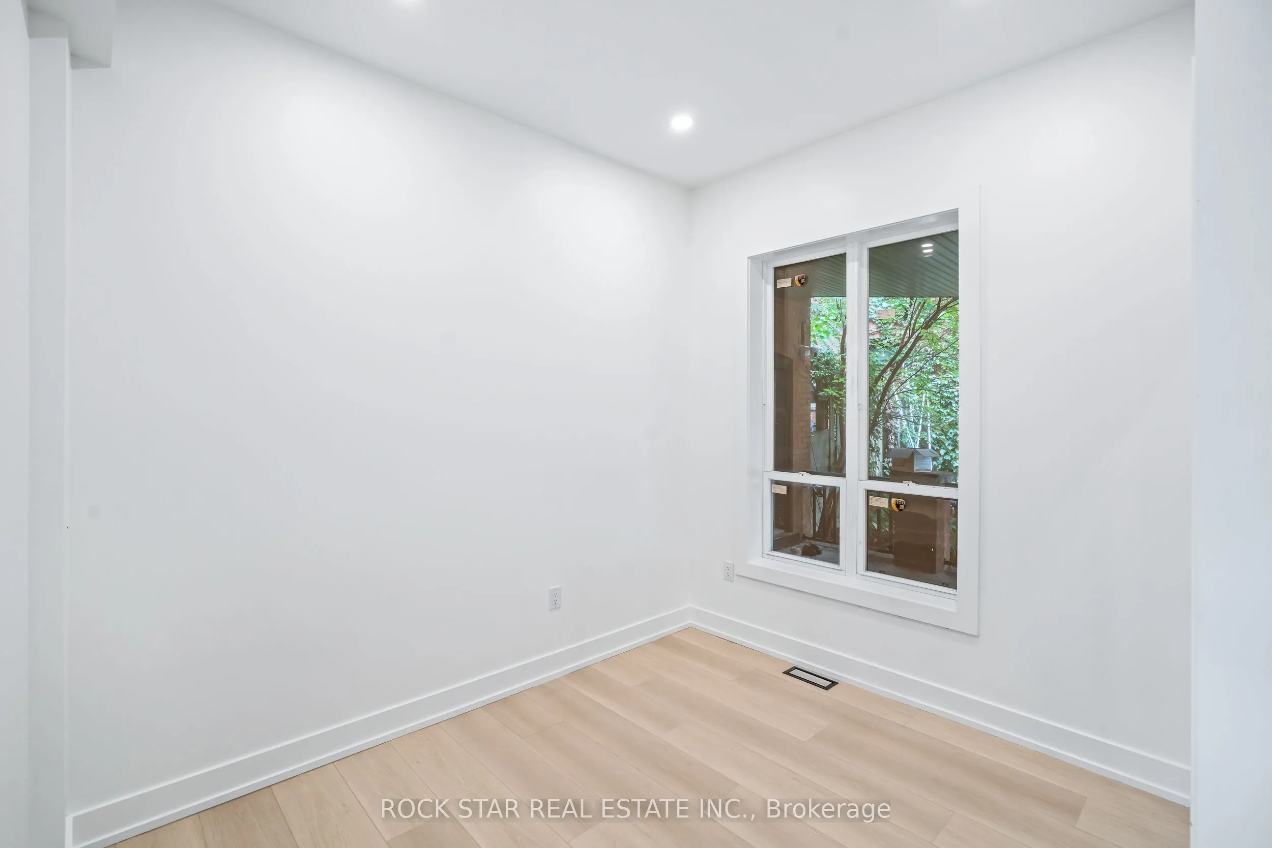 42 Ray Street S