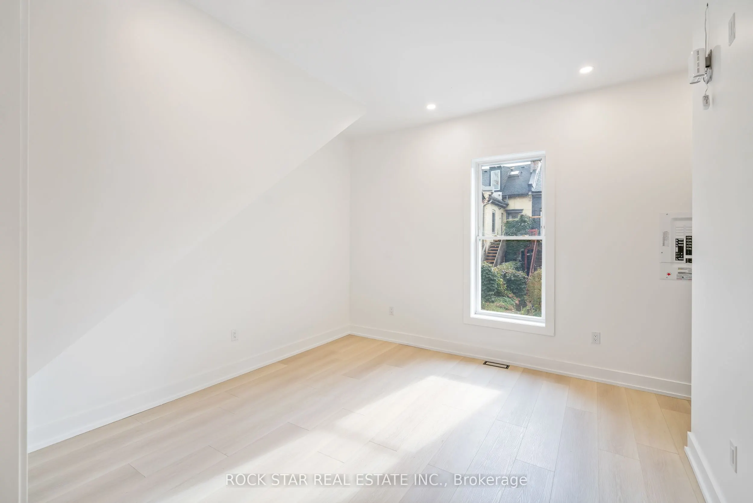 42 Ray Street S