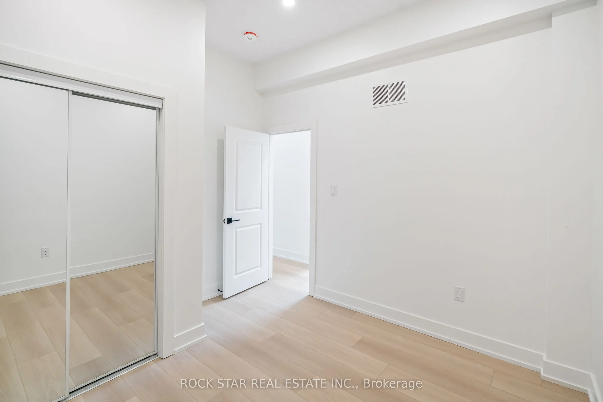 42 Ray Street S