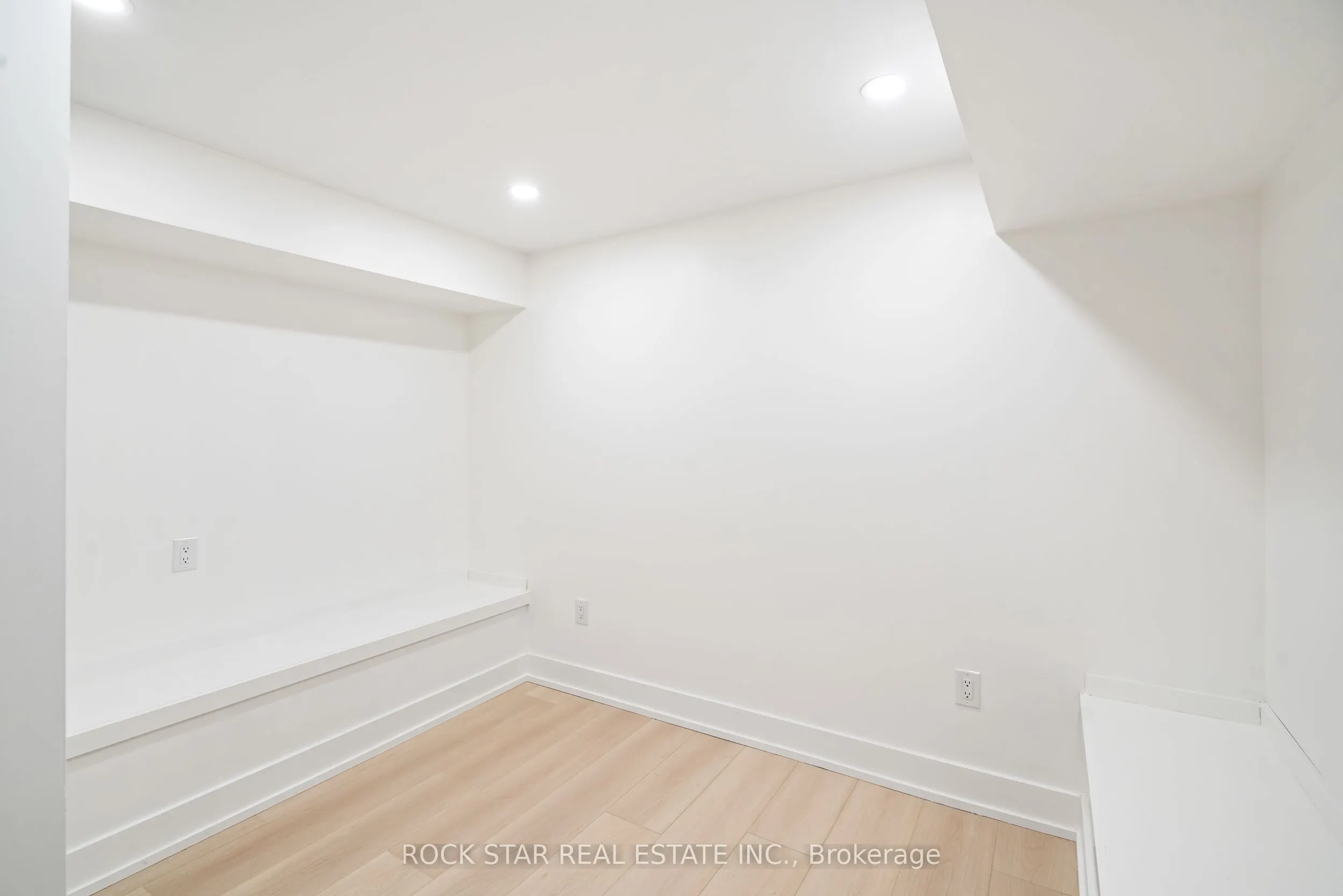 42 Ray Street S