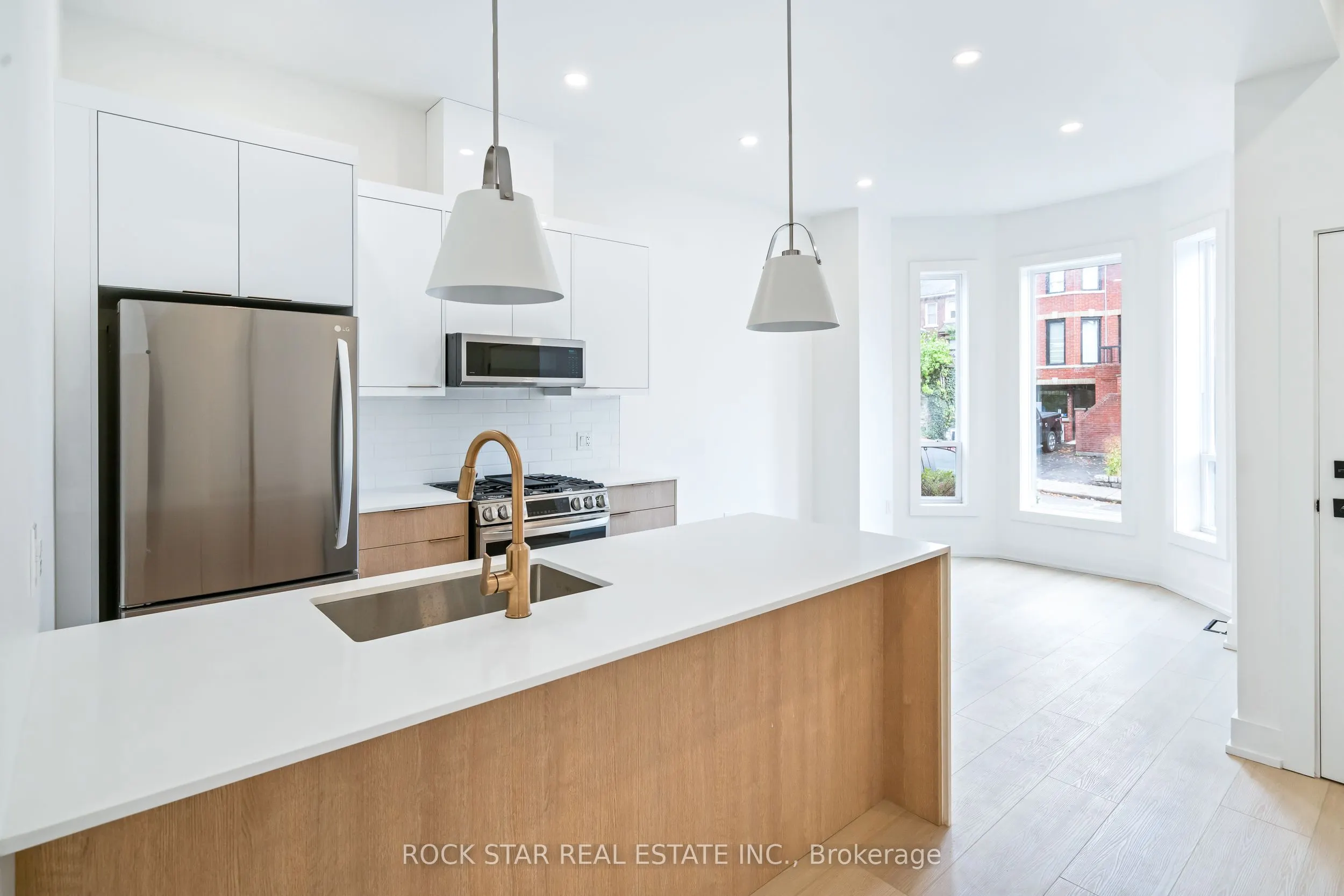 42 Ray Street S